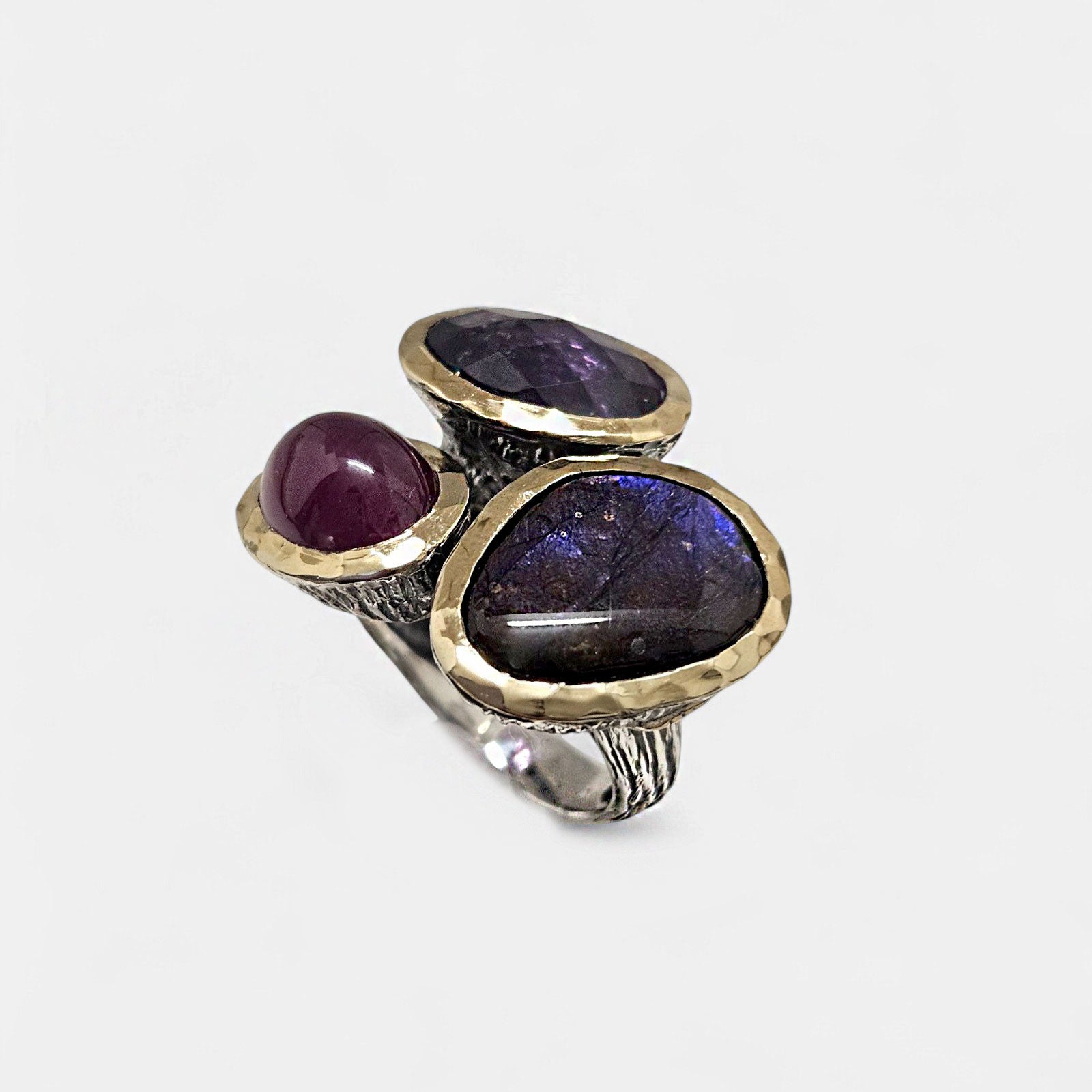 Sortija en plata con piedras semipreciosas