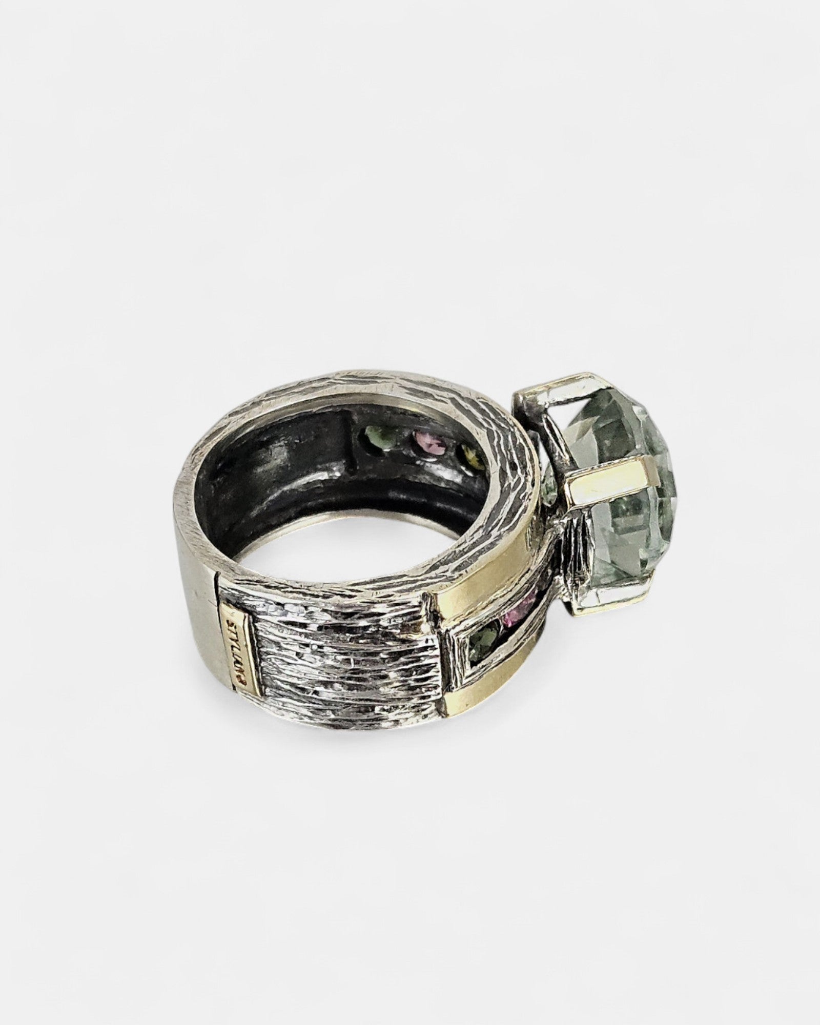 Sortija plata y amatista verde