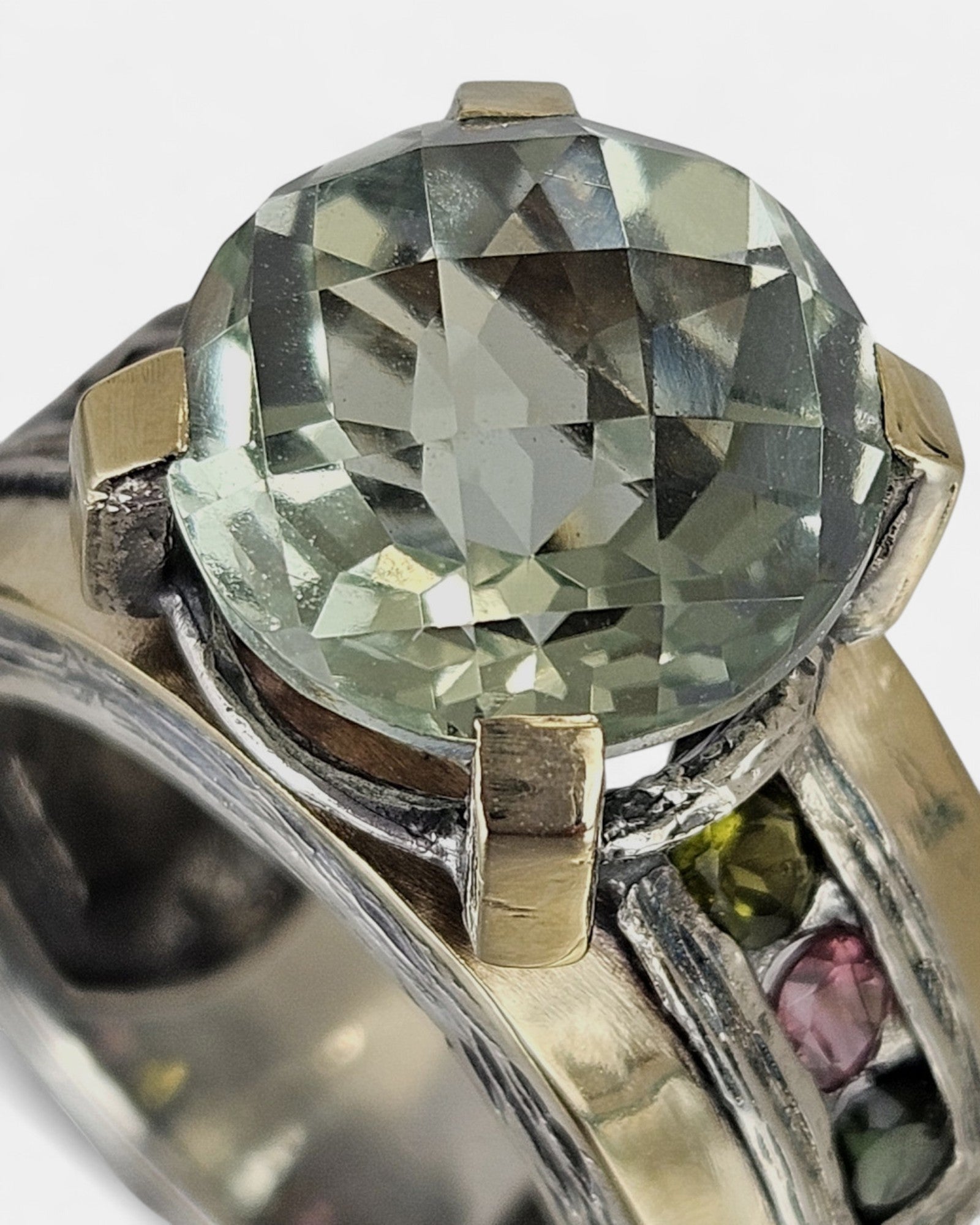 Sortija plata y amatista verde