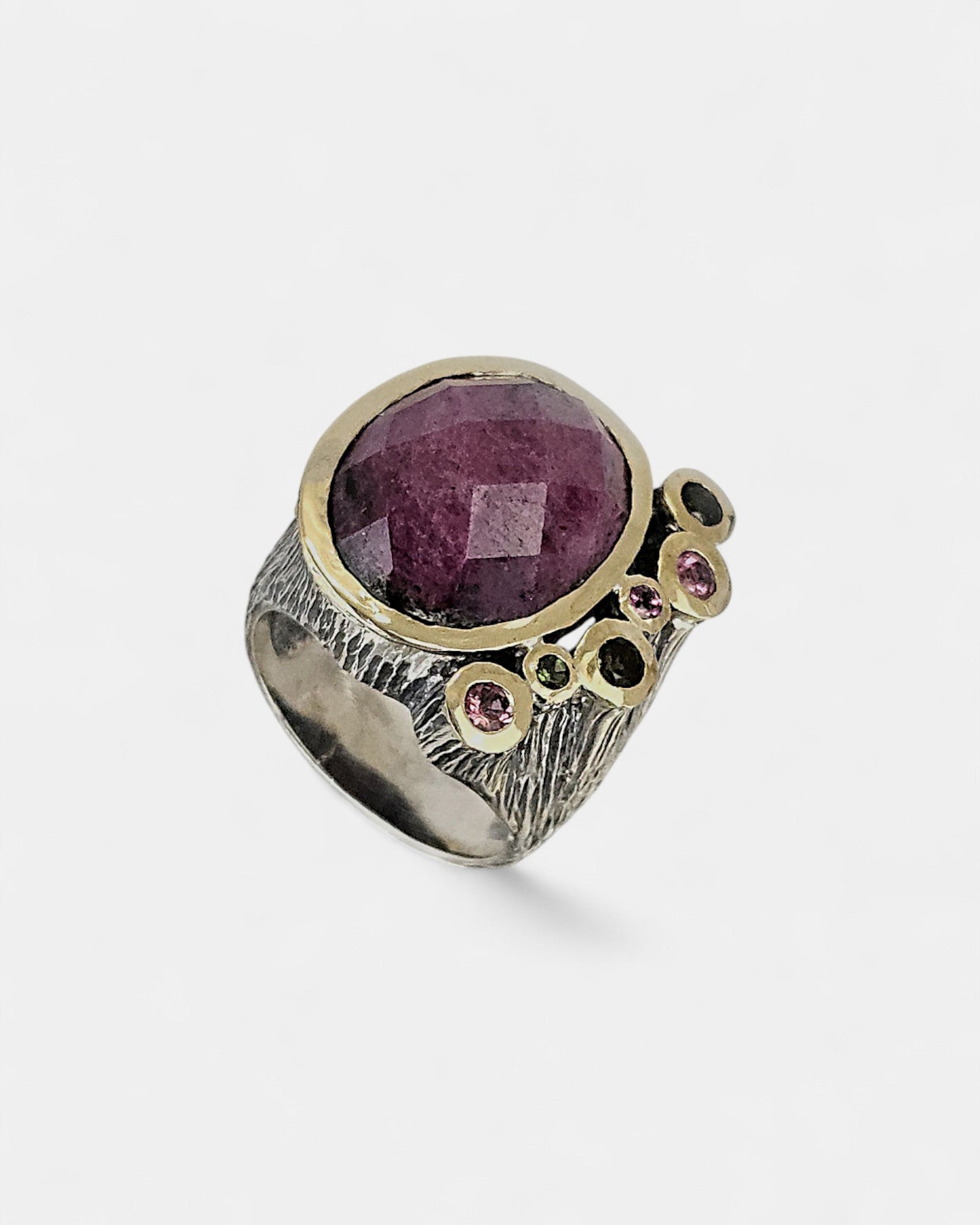 Anillo plata y rubí morado