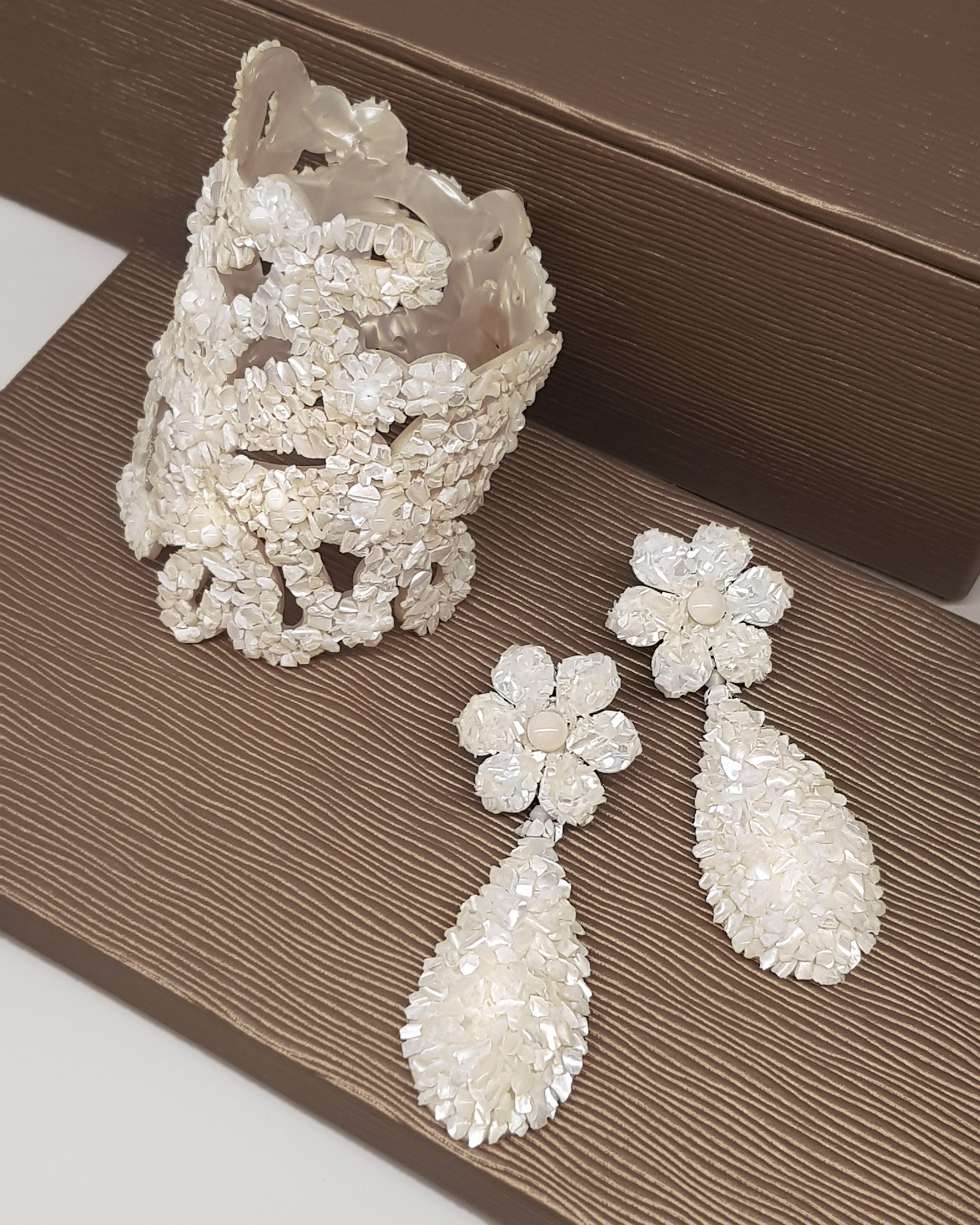 Openwork mother-of-pearl bracelet 