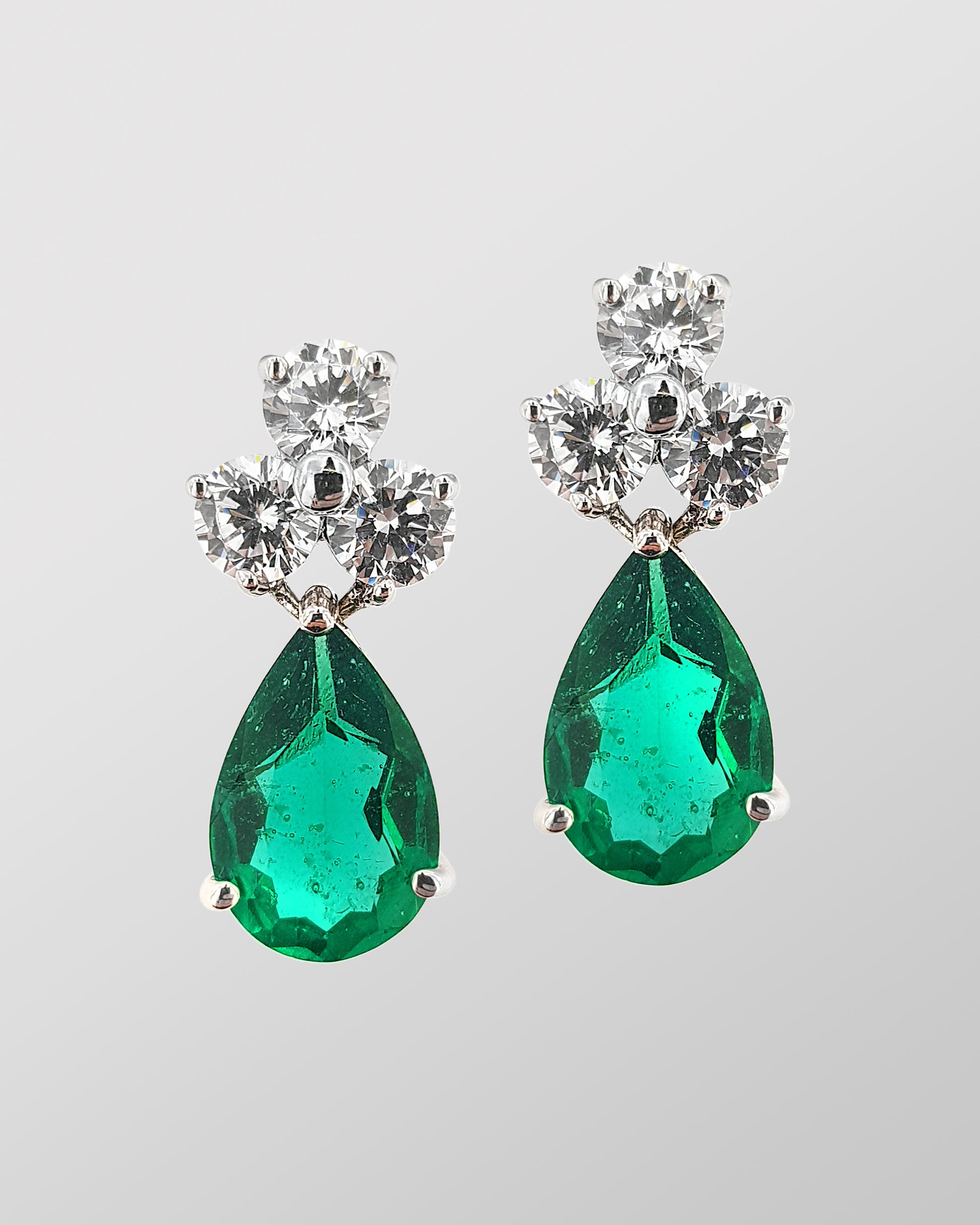 Pendiente trébol plata y zirconita verde esmeralda