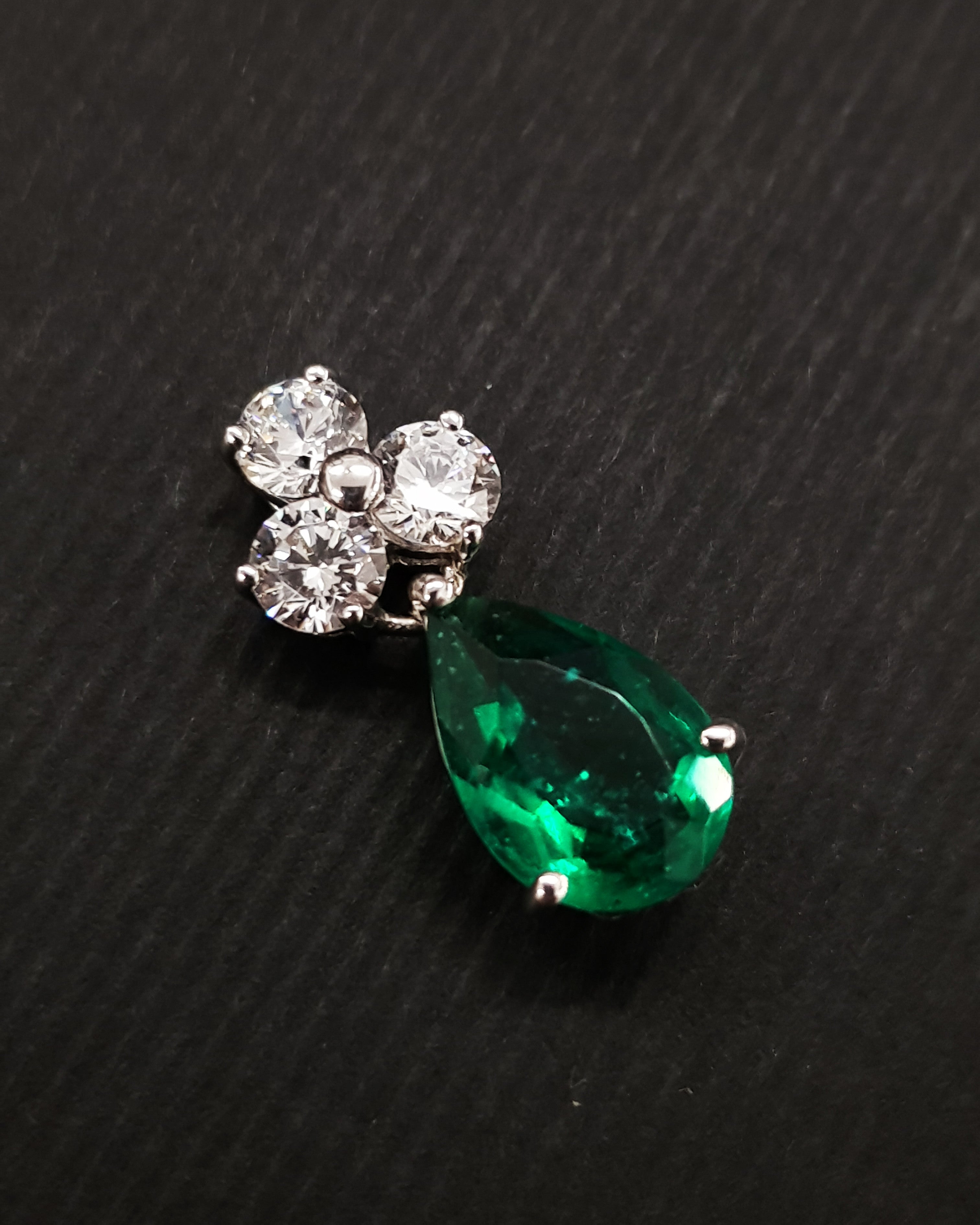 Pendentif trèfle en argent avec zircon vert émeraude 