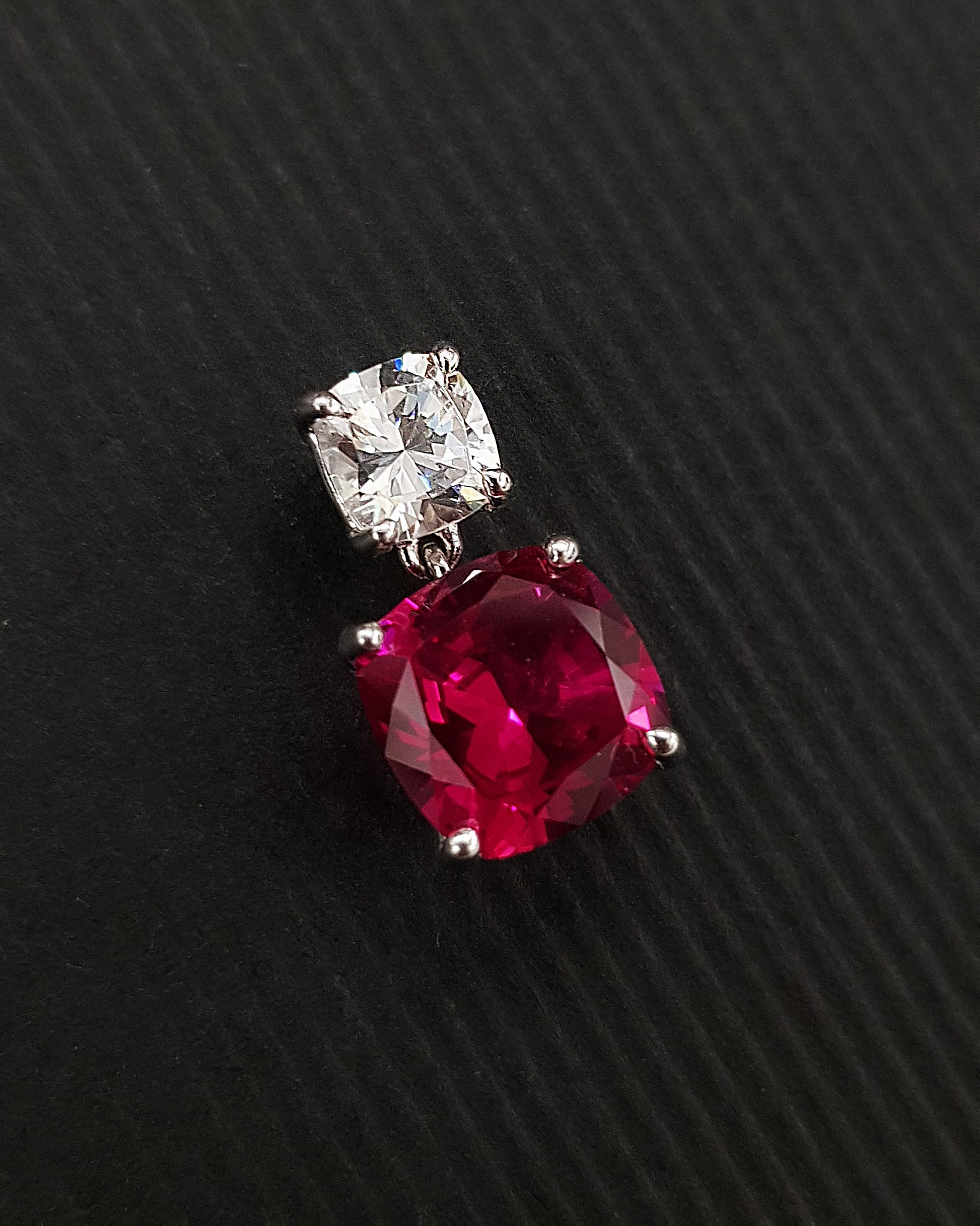 Pendiente plata y zirconita color rubí