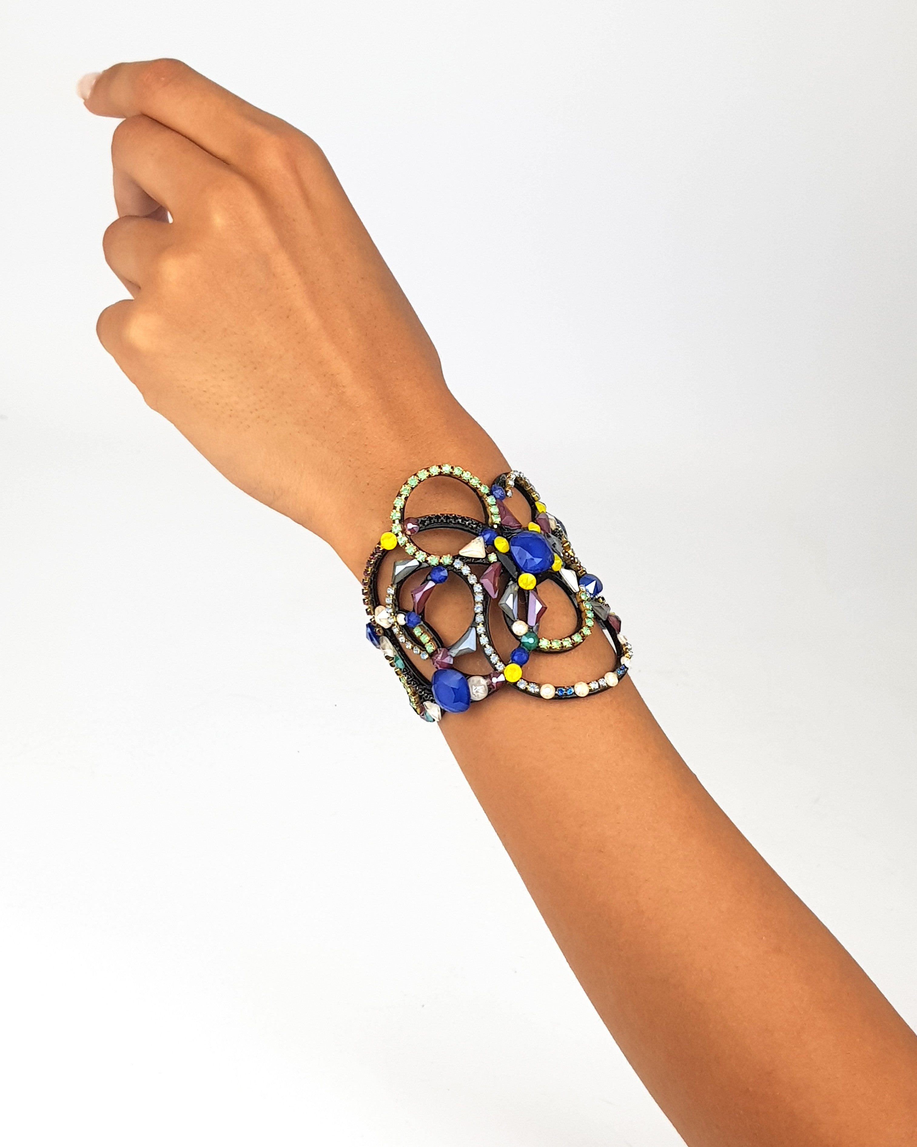 Bracelet with cut crystals 