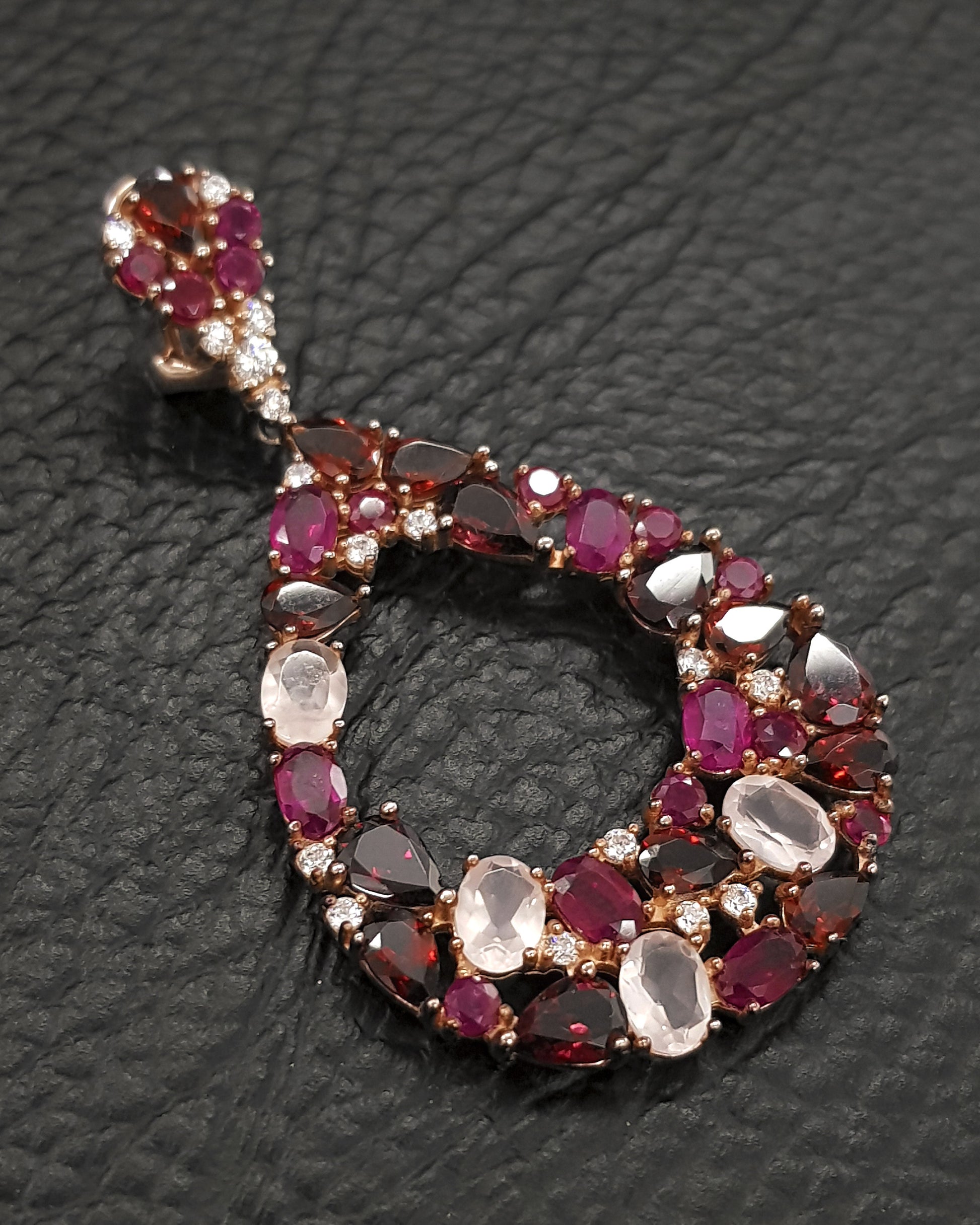 Pendientes de plata, rubís y cuarzos rojos