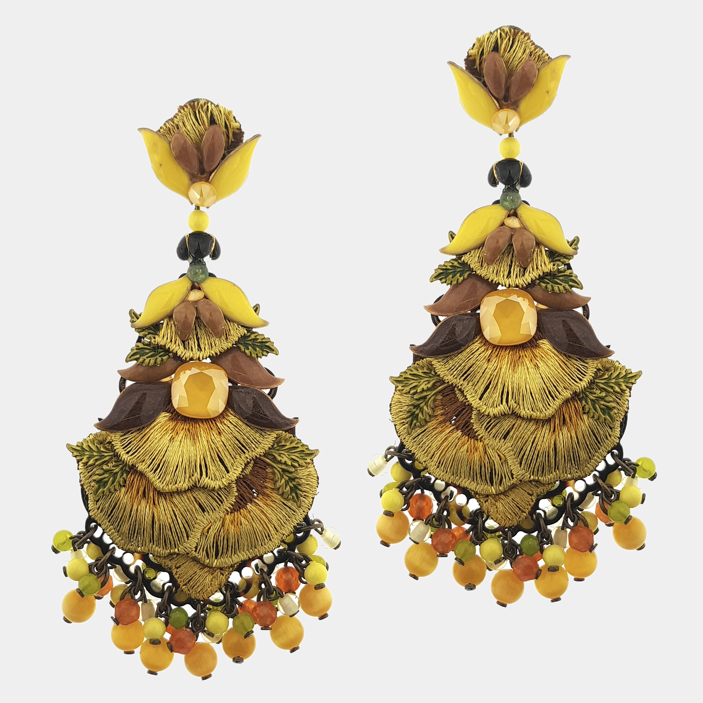 Pareja de pendientes Dublos con bordado de espiga en hilo de oro, hojas esmaltadas y cascada de piedras naturales multicolores.