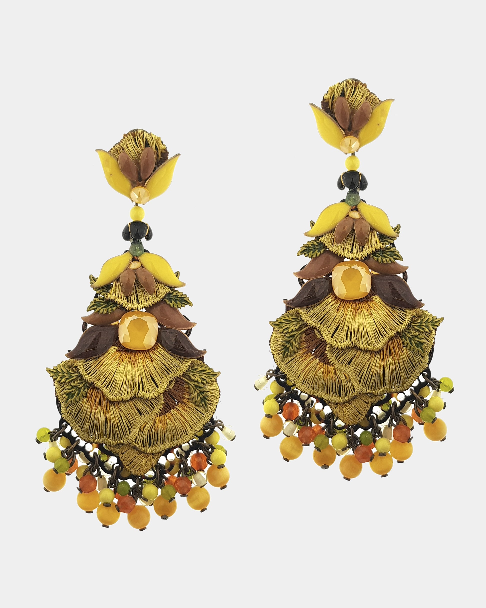 Pareja de pendientes Dublos con bordado de espiga en hilo de oro, hojas esmaltadas y cascada de piedras naturales multicolores.