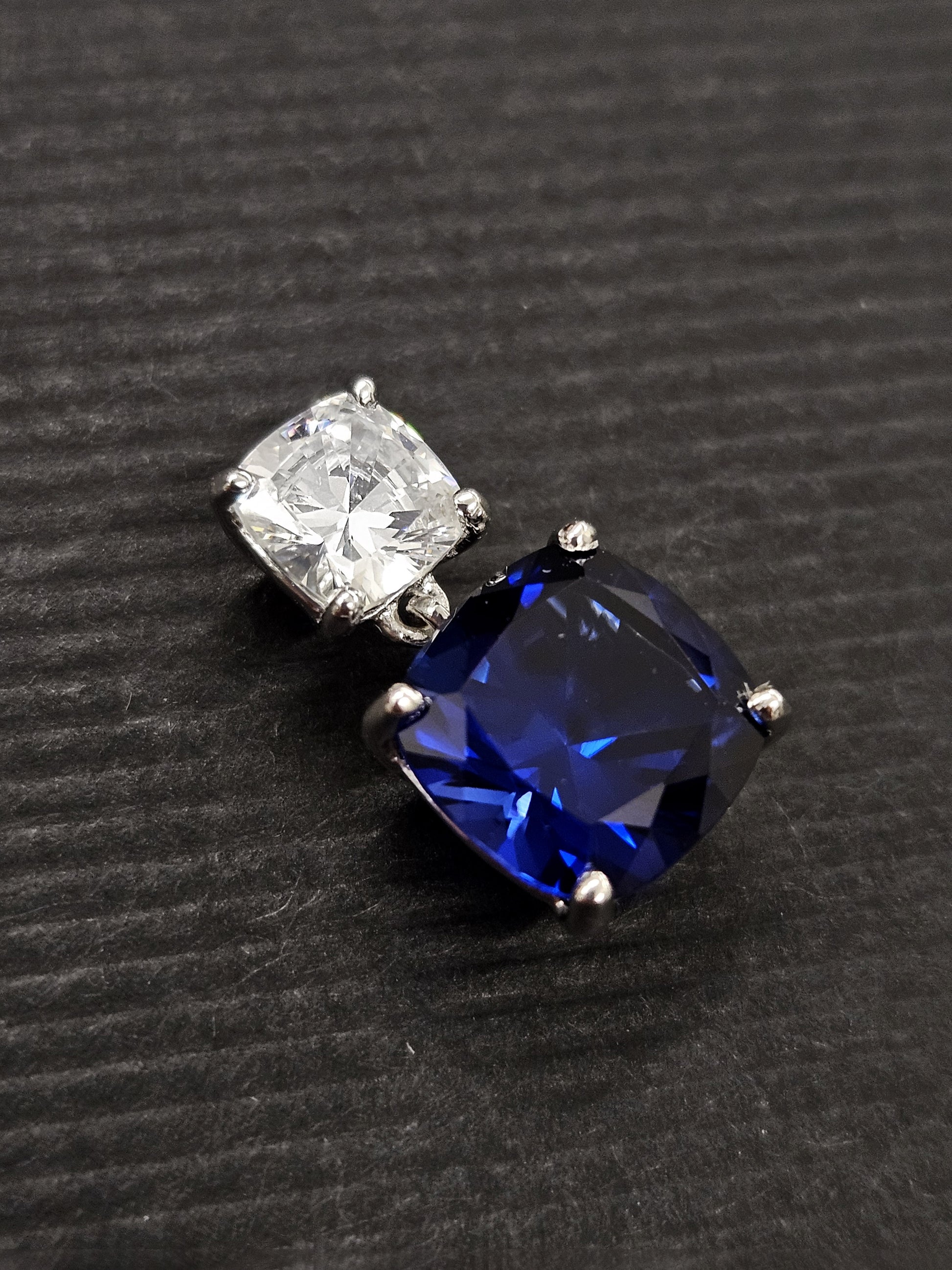 Square earrings in silver and cubic zirconia 