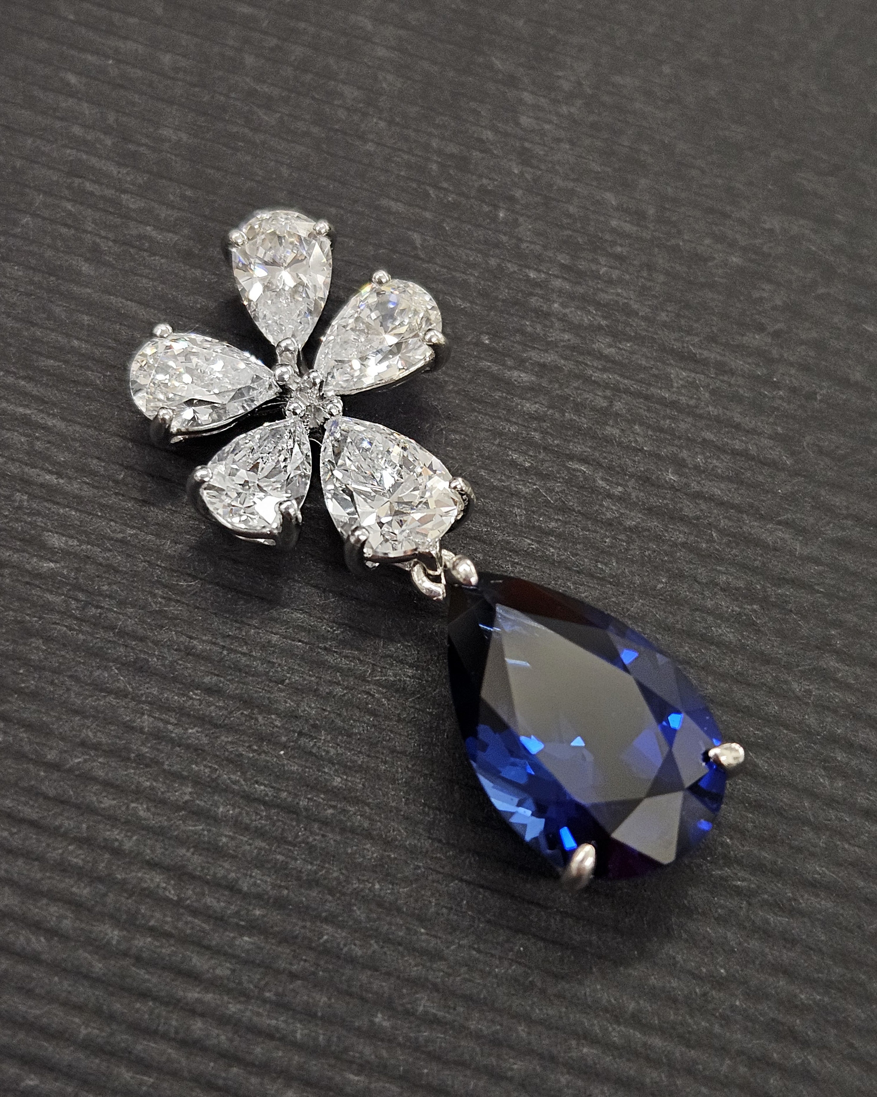 Pendiente flor plata y zirconita lágrima zafiro