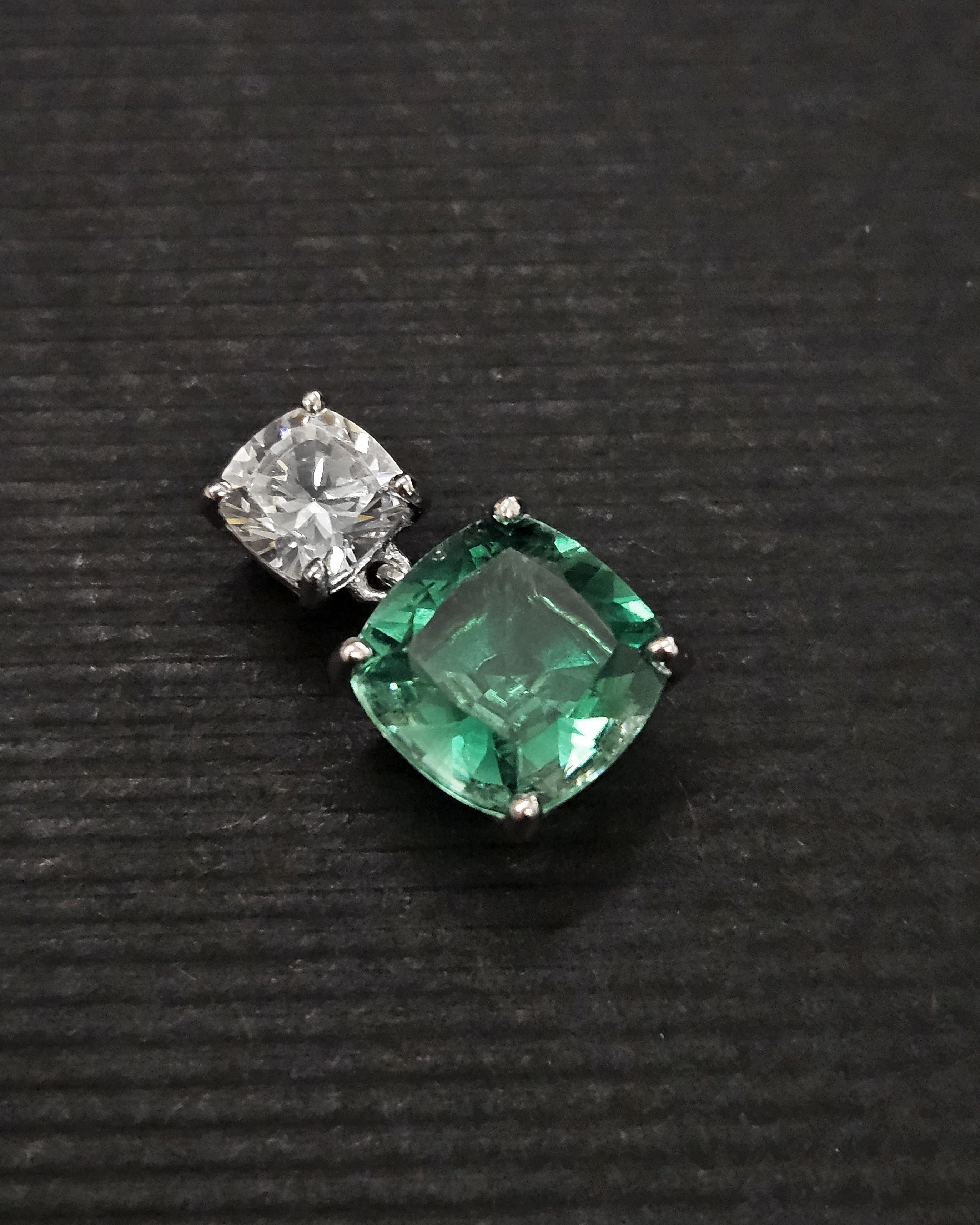 Pendientes cuadrados plata y zirconita esmeralda