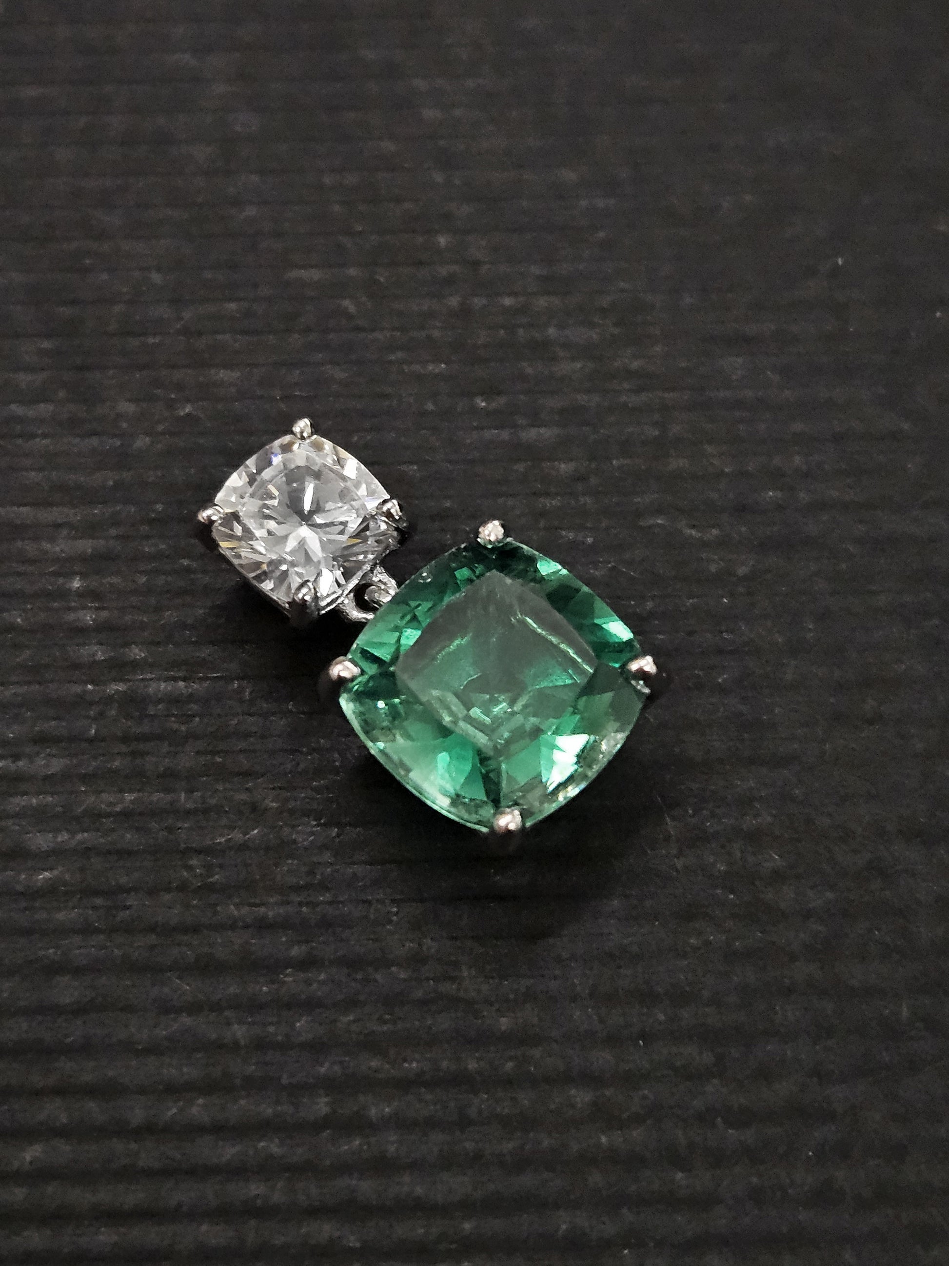 Pendientes cuadrados plata y zirconita esmeralda