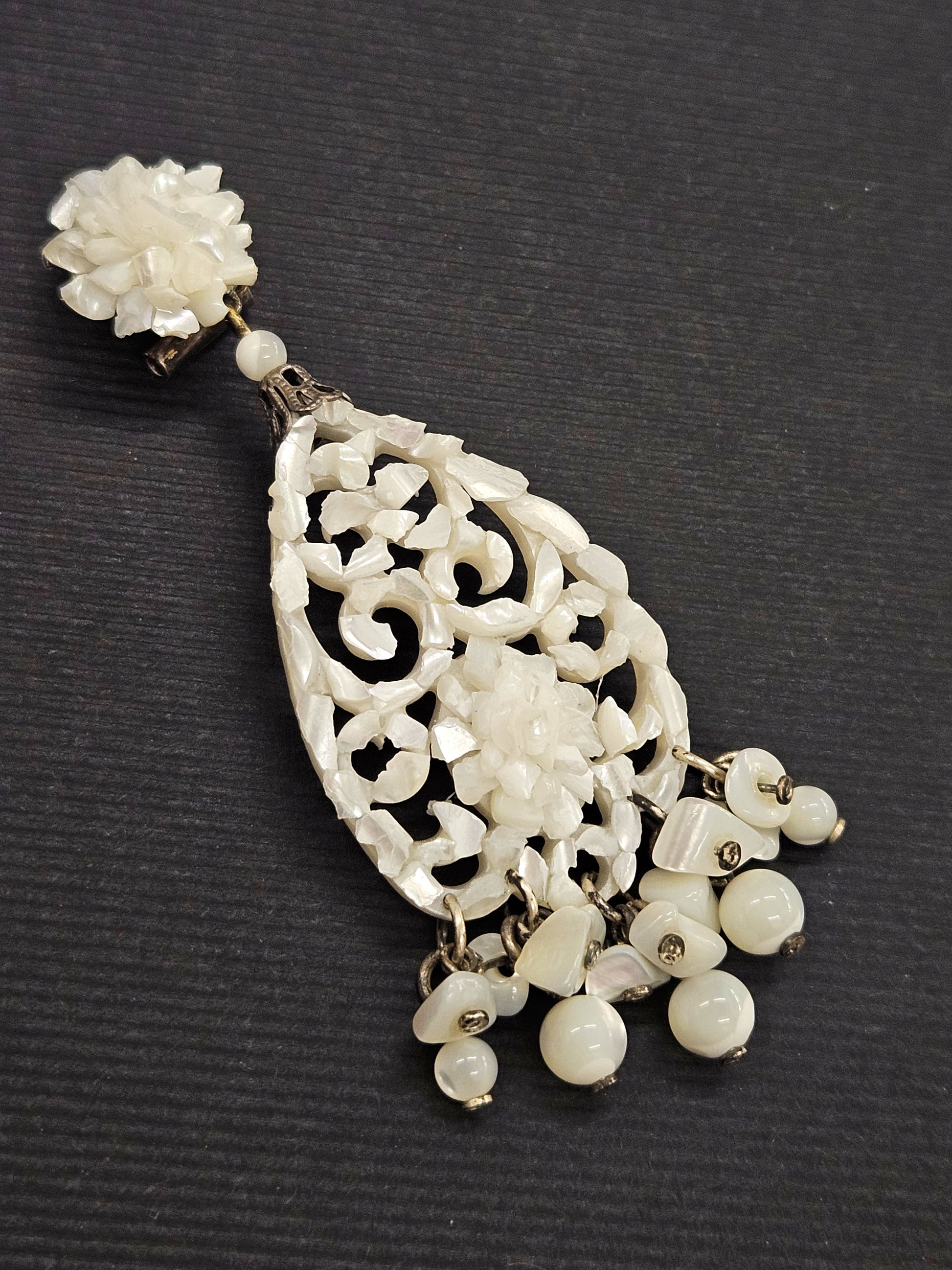 Oval mother-of-pearl chandelier earrings 