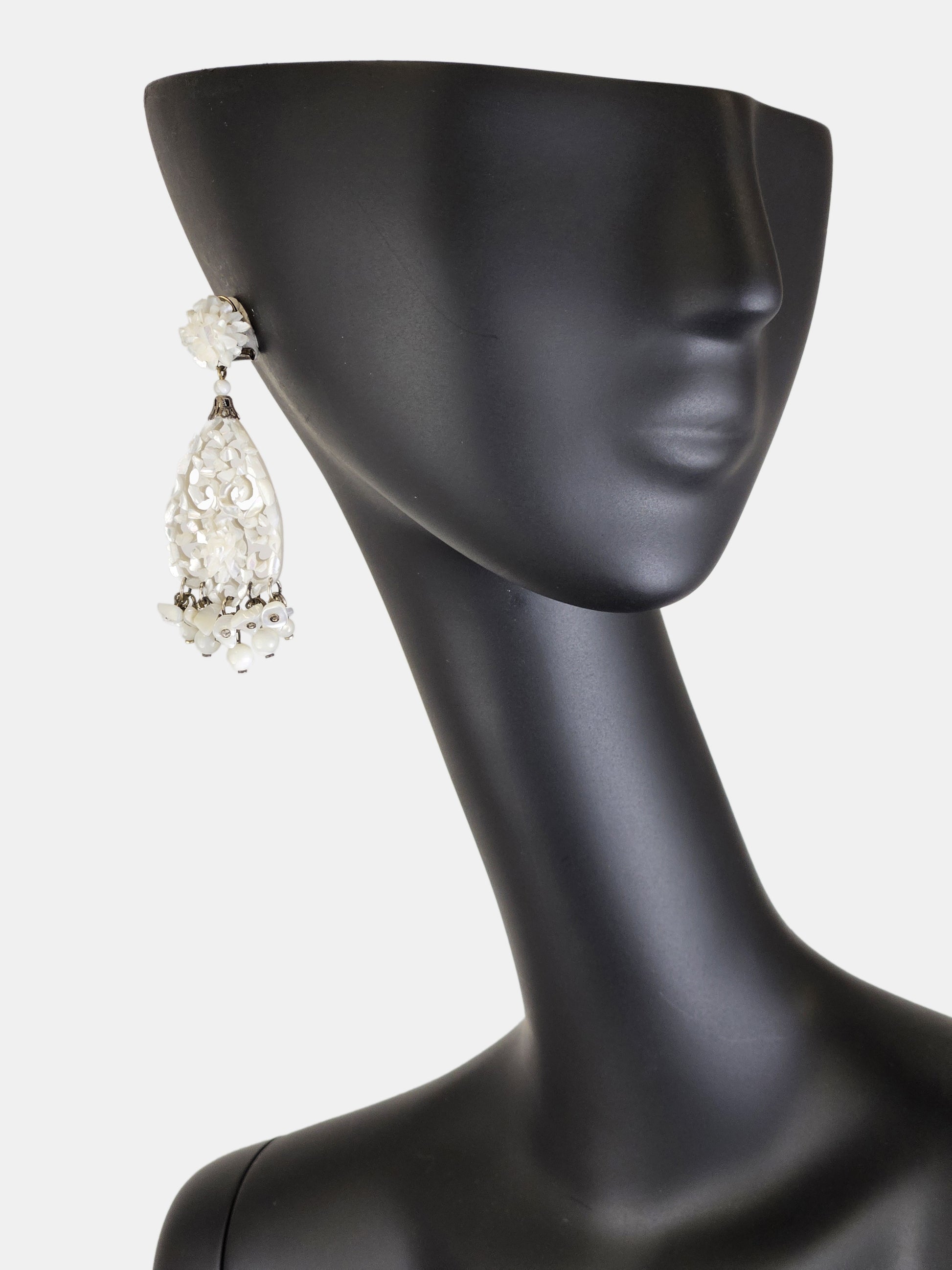 Oval mother-of-pearl chandelier earrings 