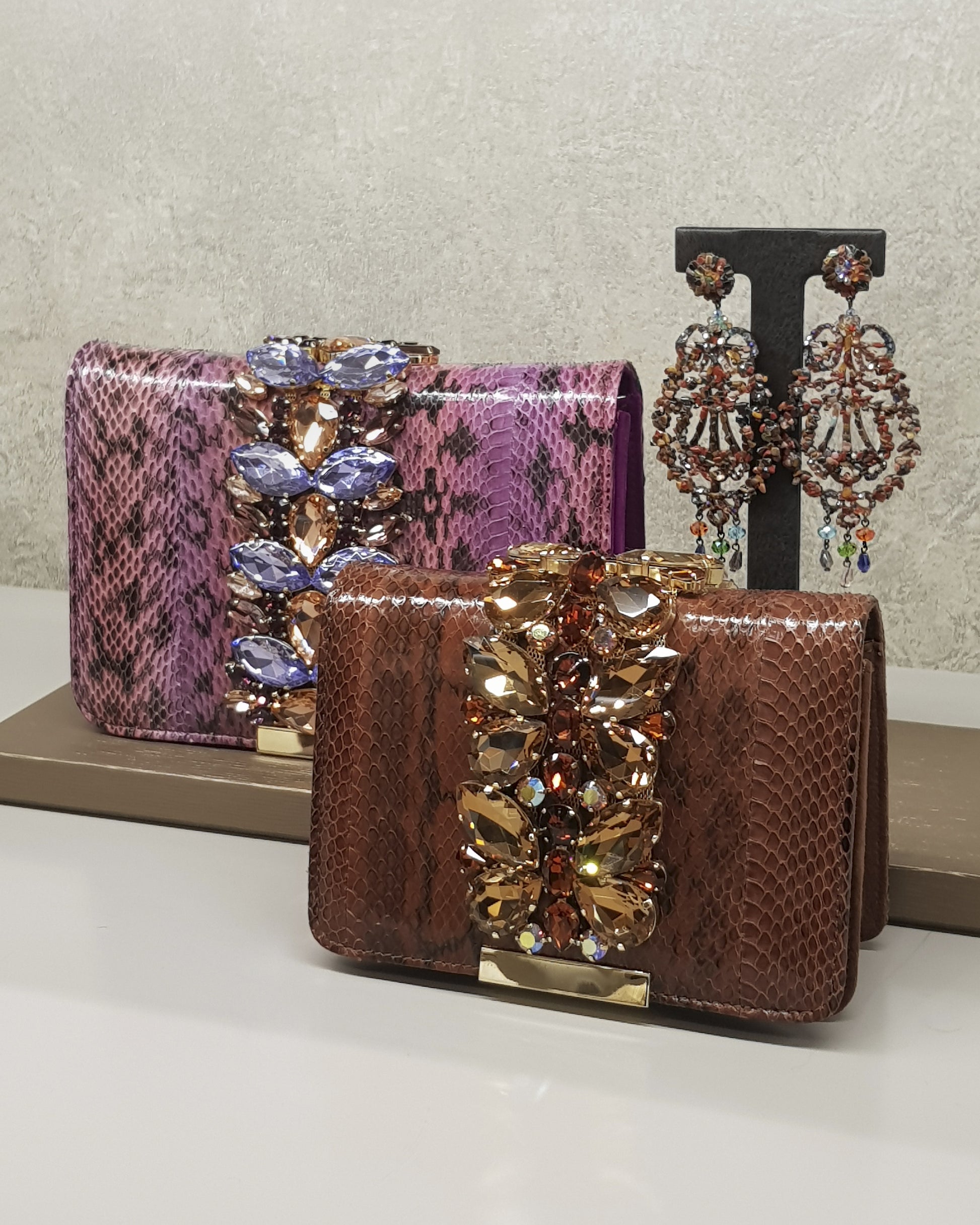 Bolso joya piel y swarovski marrón