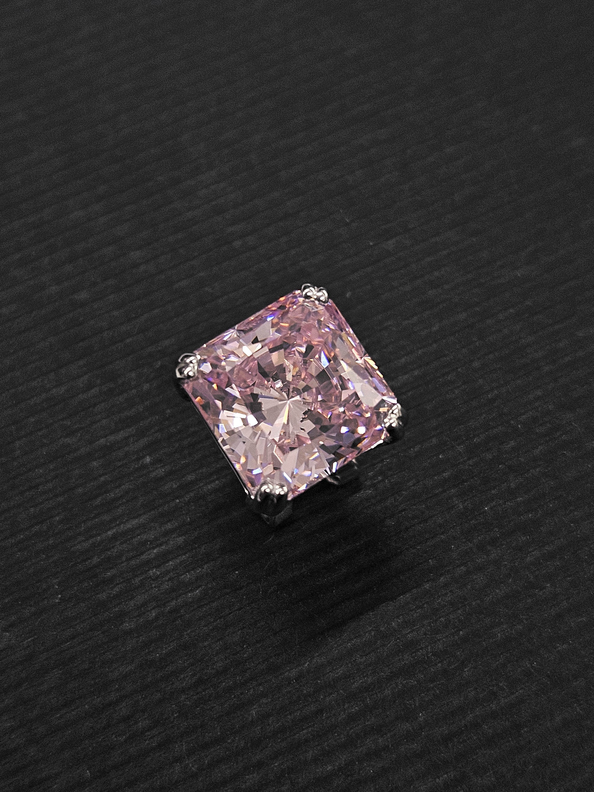 Pendiente solitario cuadrado rosa