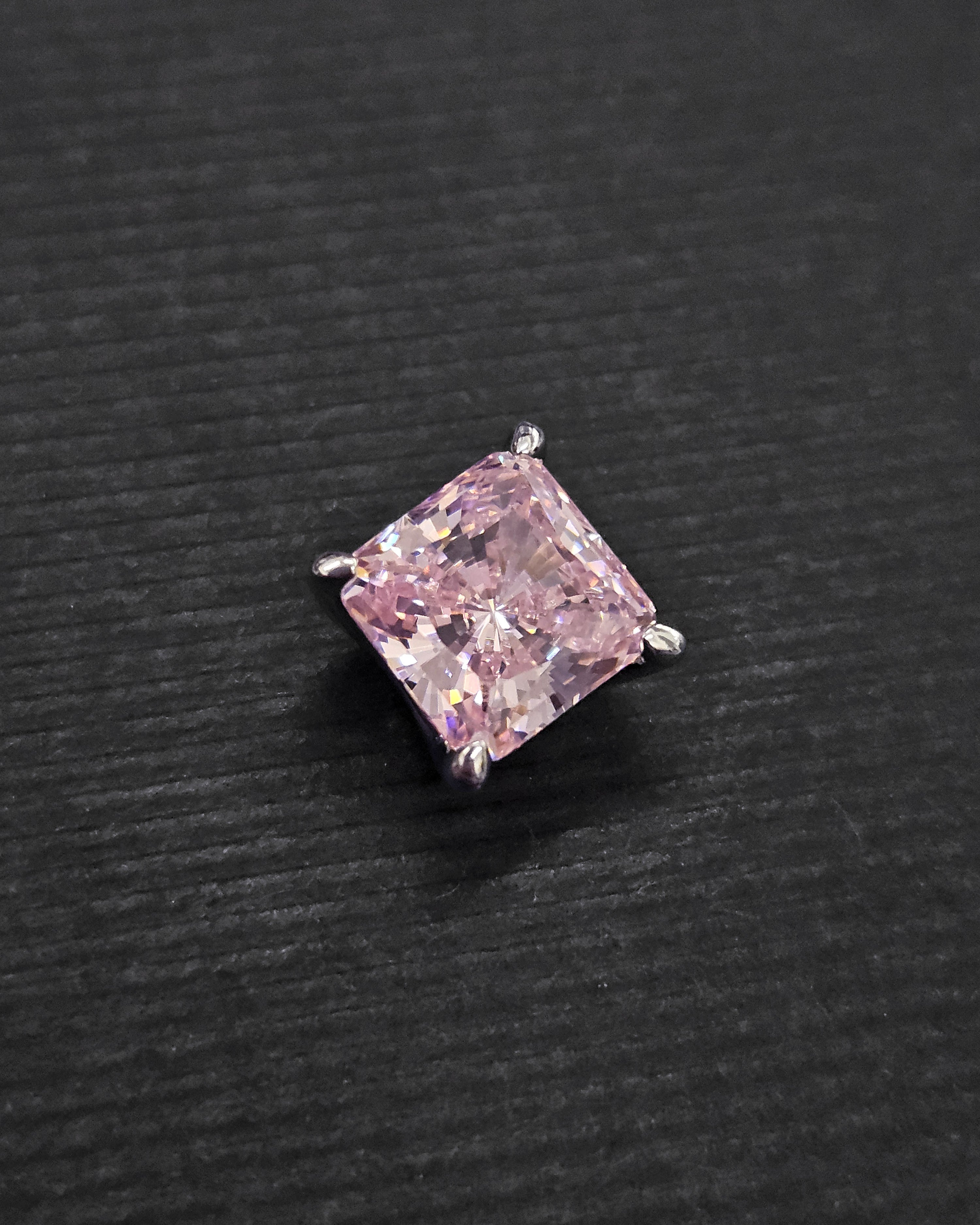 Pendiente solitario cuadrado rosa pequeño