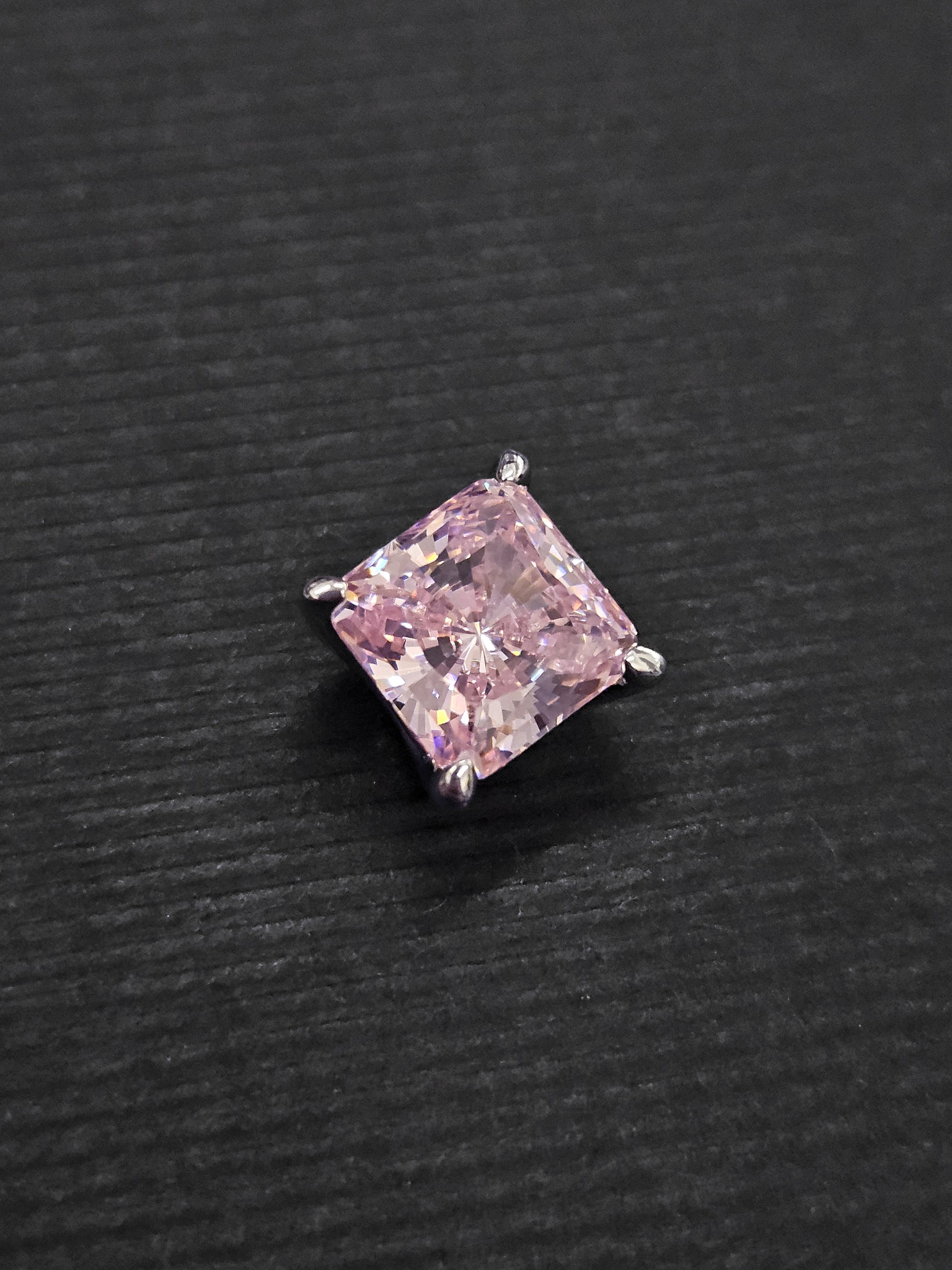 Pendiente solitario cuadrado rosa pequeño