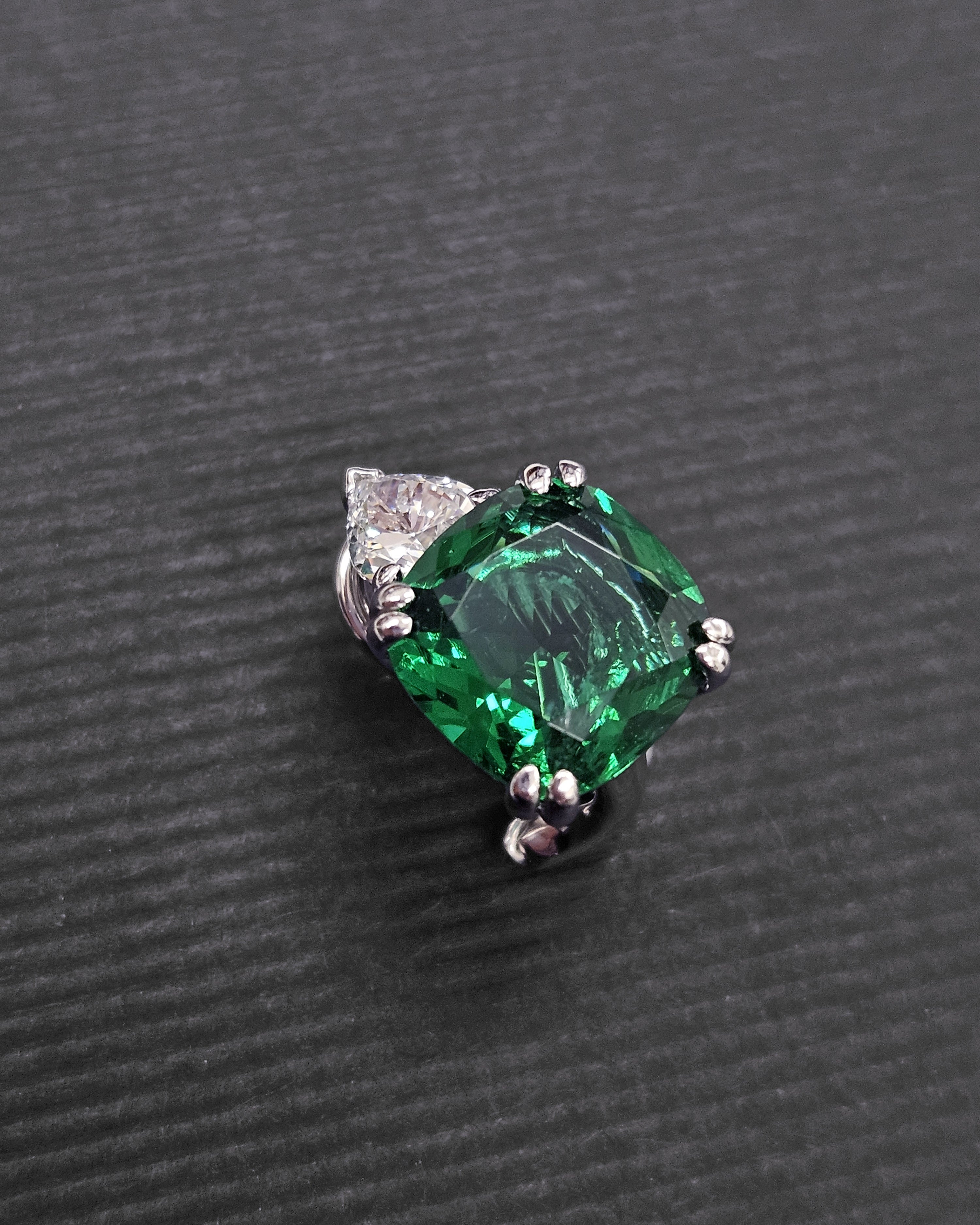 Pendientes botón plata y zirconita esmeralda