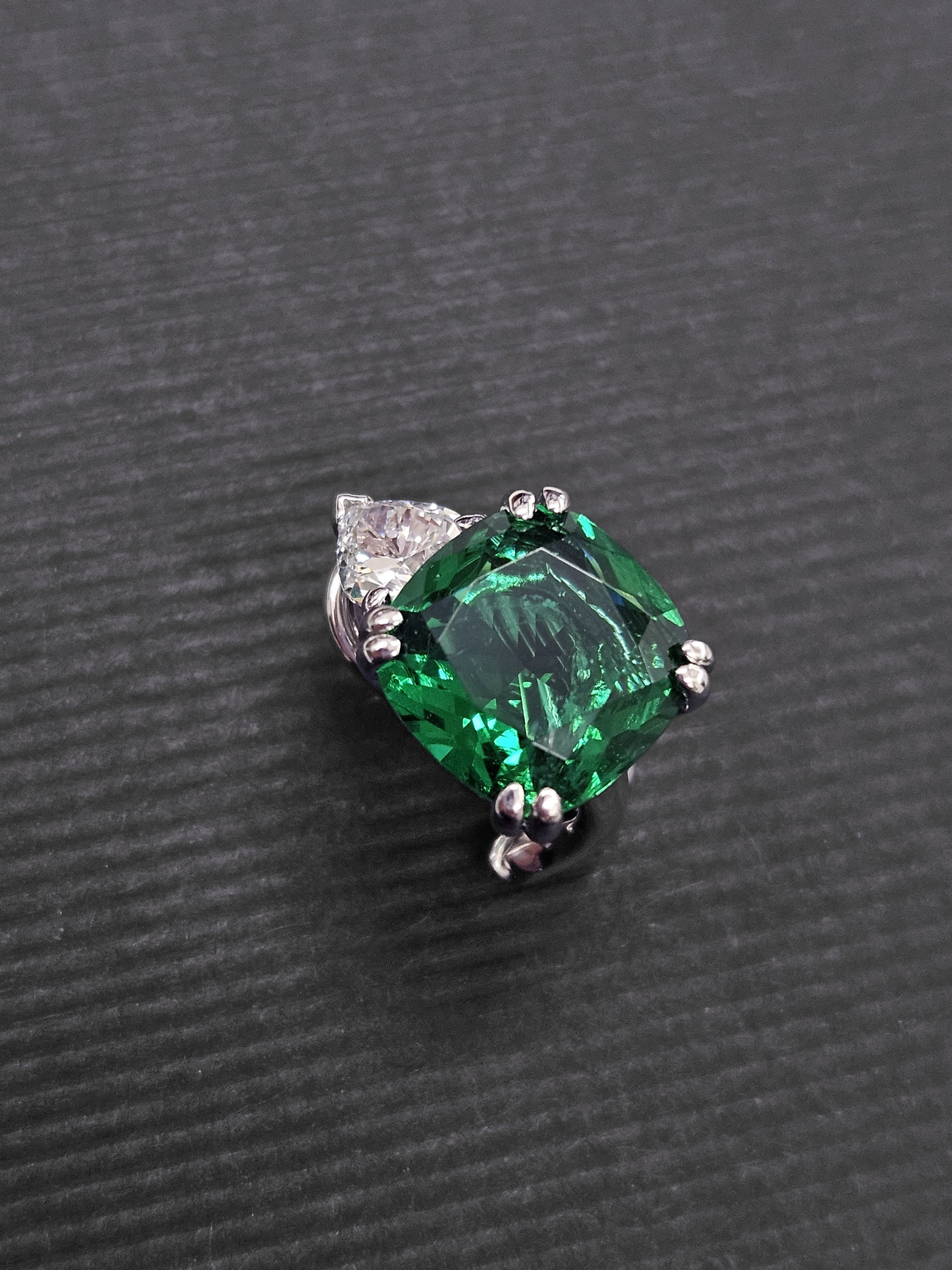 Pendientes botón plata y zirconita esmeralda