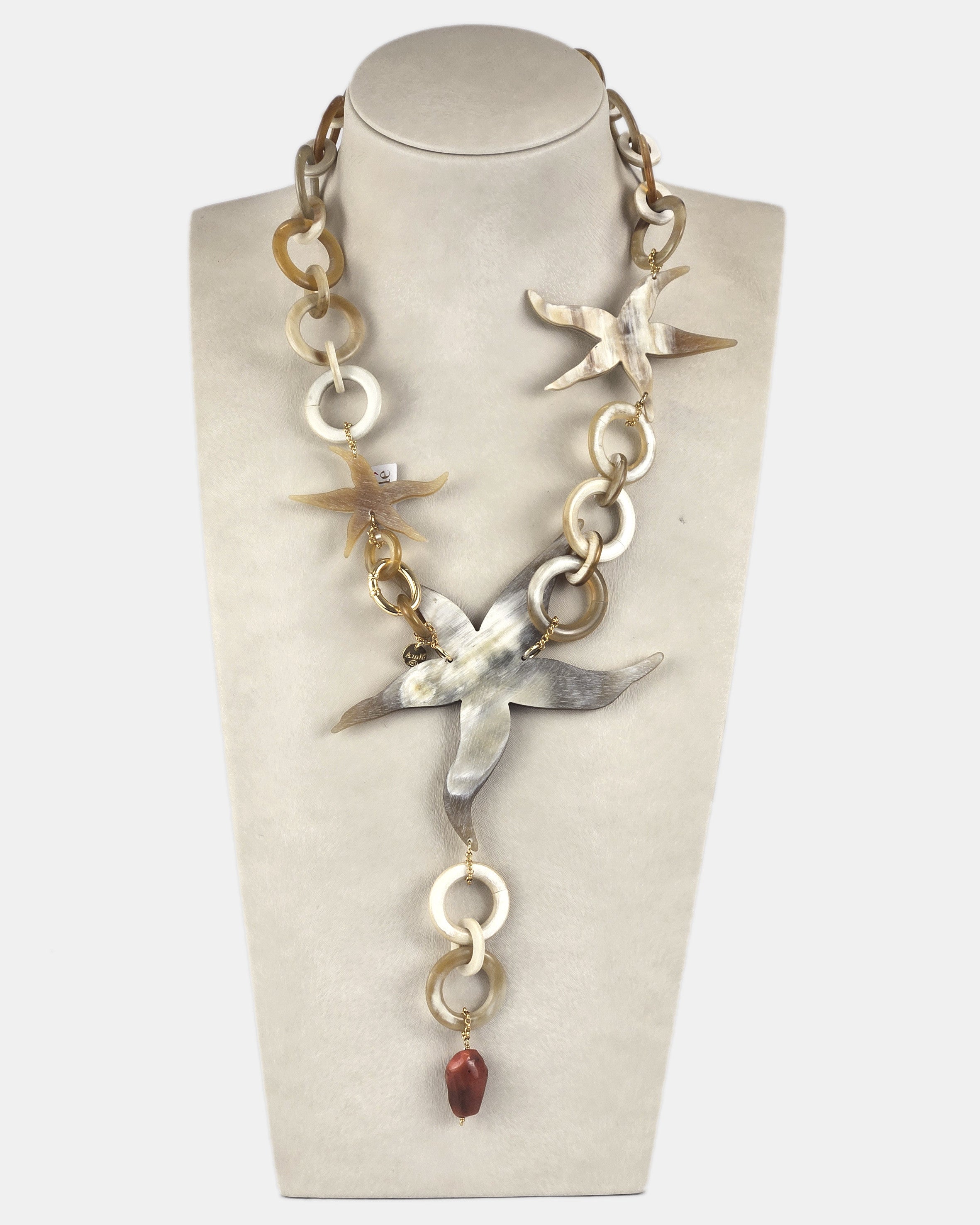 Collar estrellas cuerno natural y coral