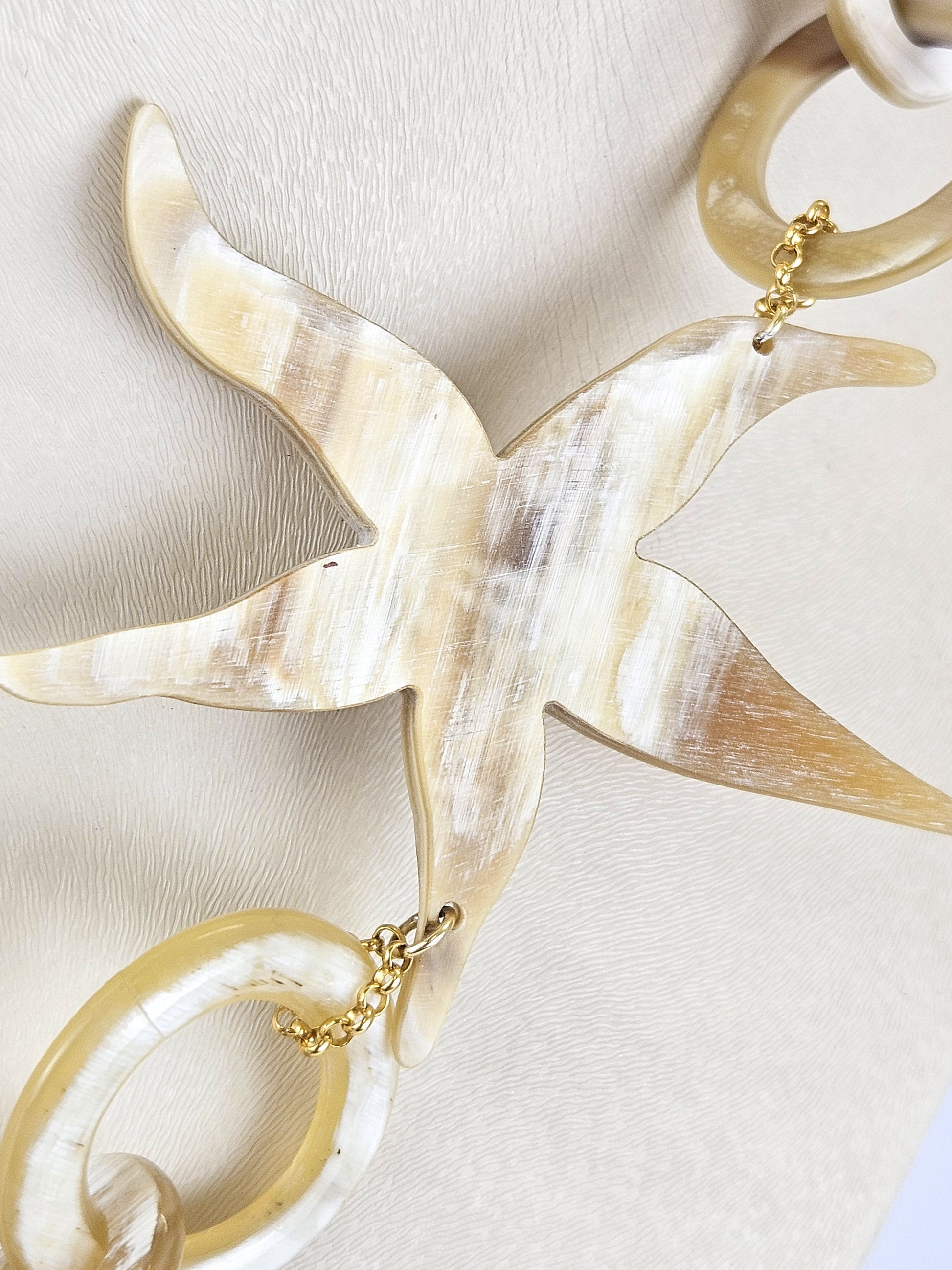 Collier étoile en corne naturelle et corail 