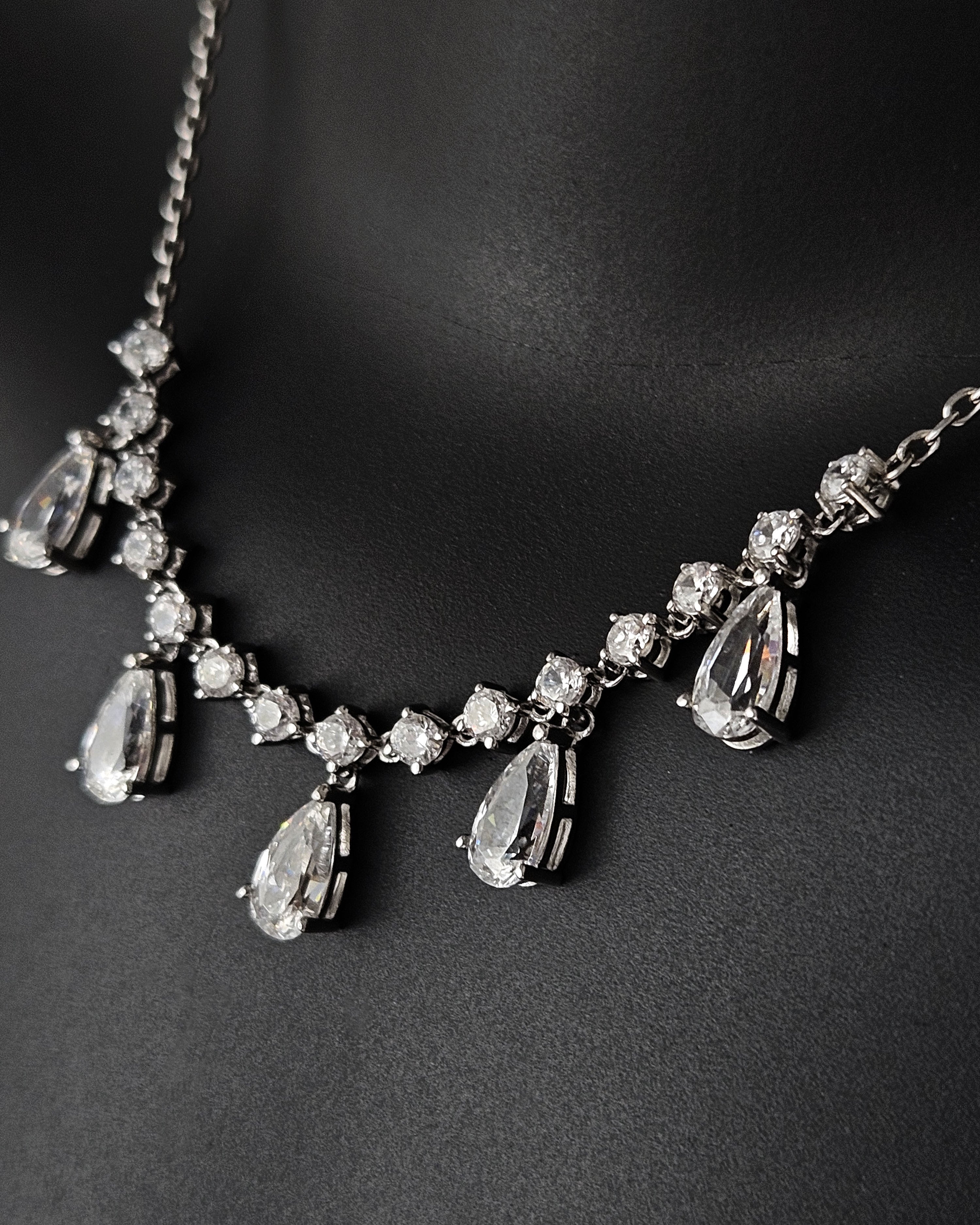 Gargantilla plata y circonitas lágrimas