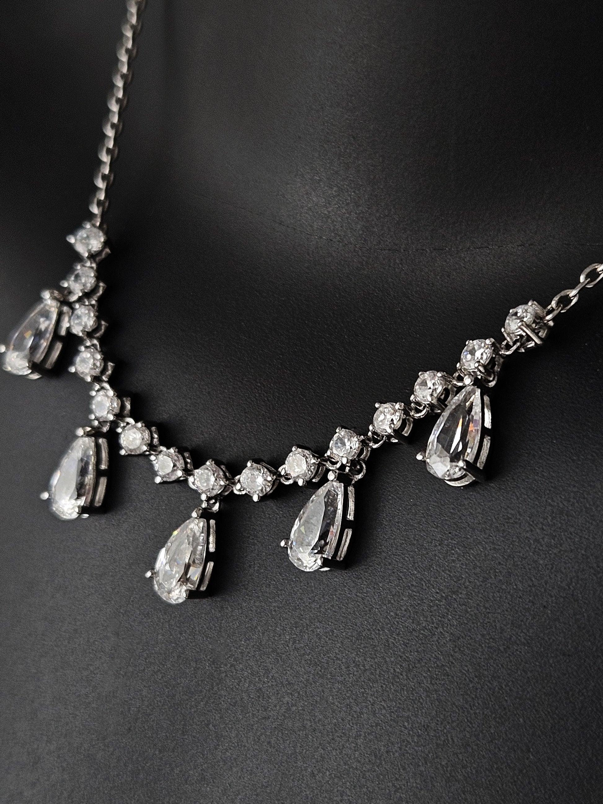 Gargantilla plata y circonitas lágrimas