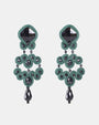 Pareja de pendientes largos Gótico Azabache Verde  con diseño de soutache y cristales negros sobre fondo blanco.