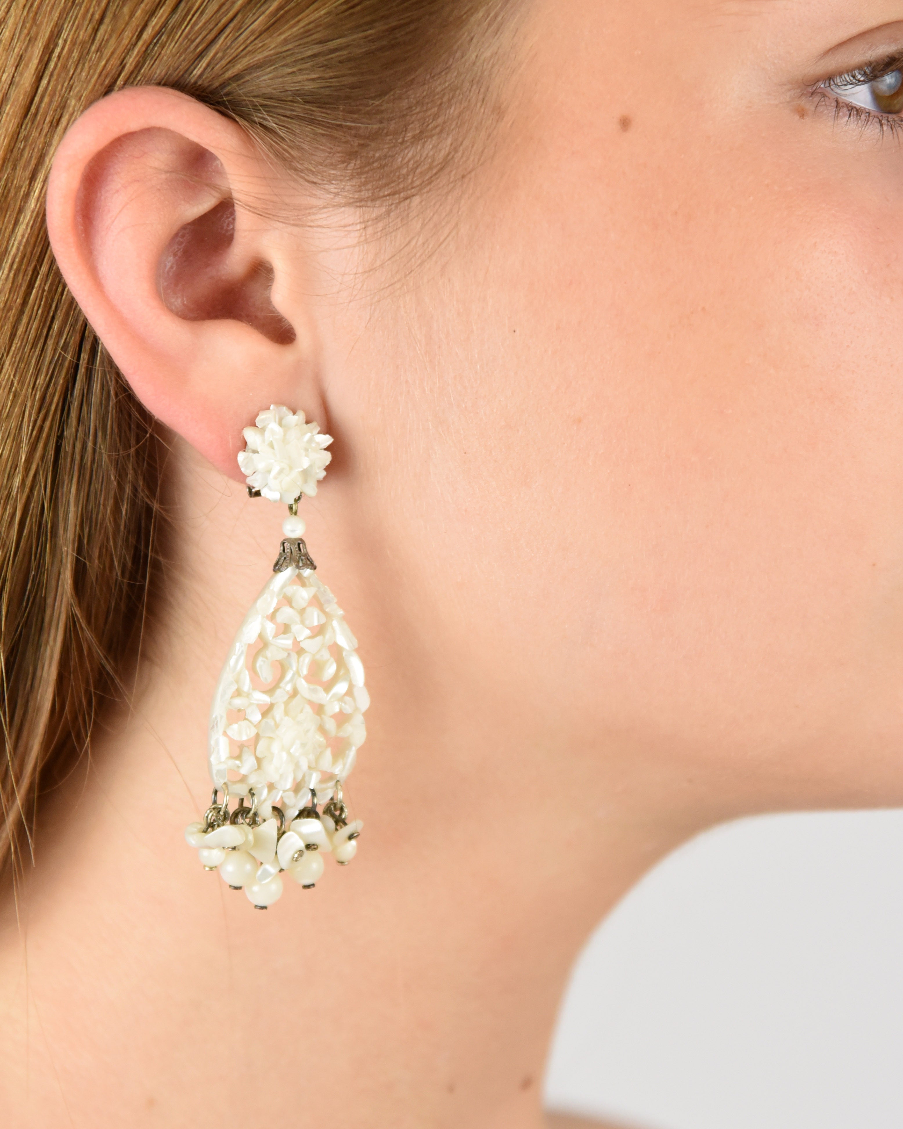 Boucles d'oreilles chandelier ovales en nacre 