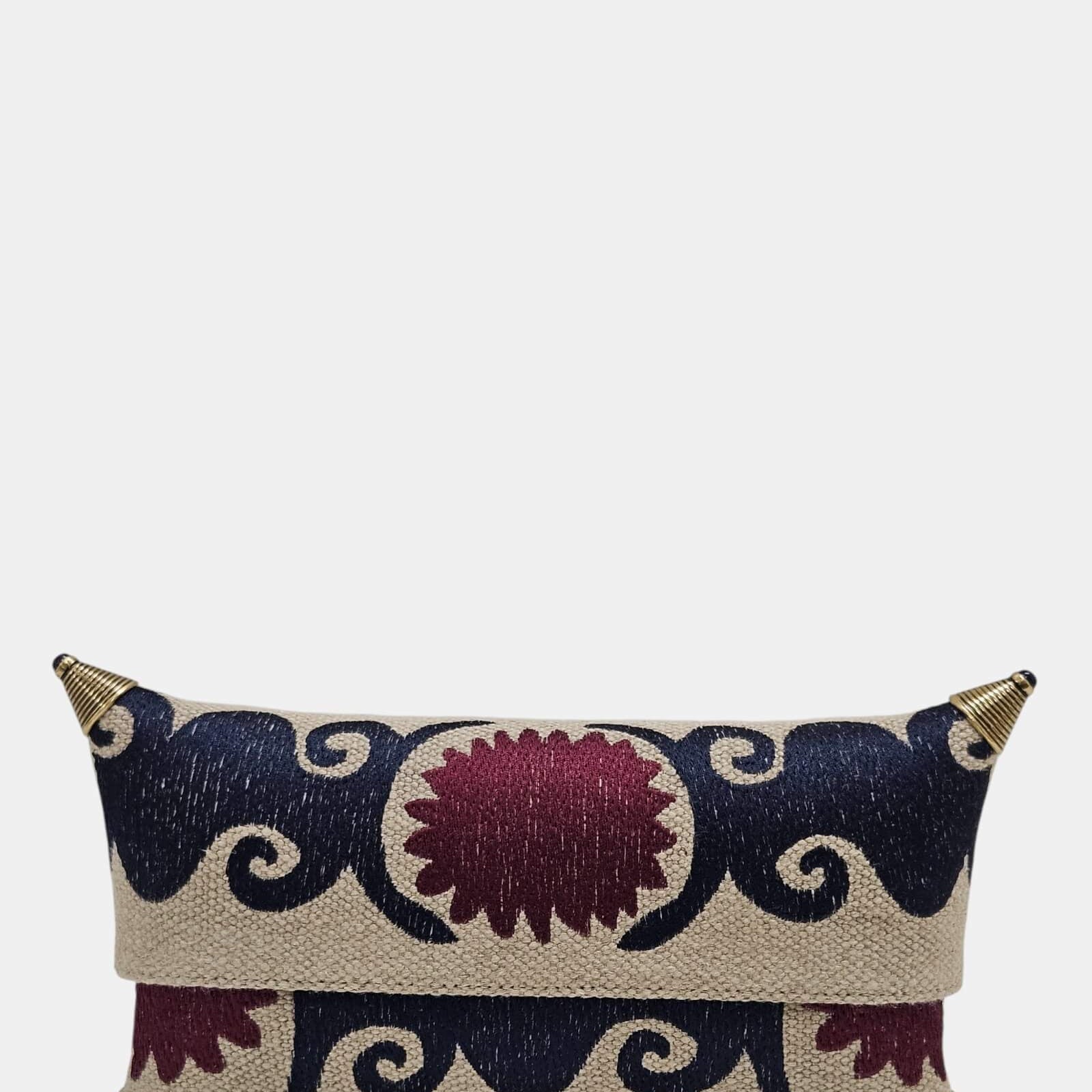 Cartera tipo sobre de rafia beige con patrón de tejido cuadriculado y banda central de trenza en espiga, rematada con herrajes dorados de estilo vintage.