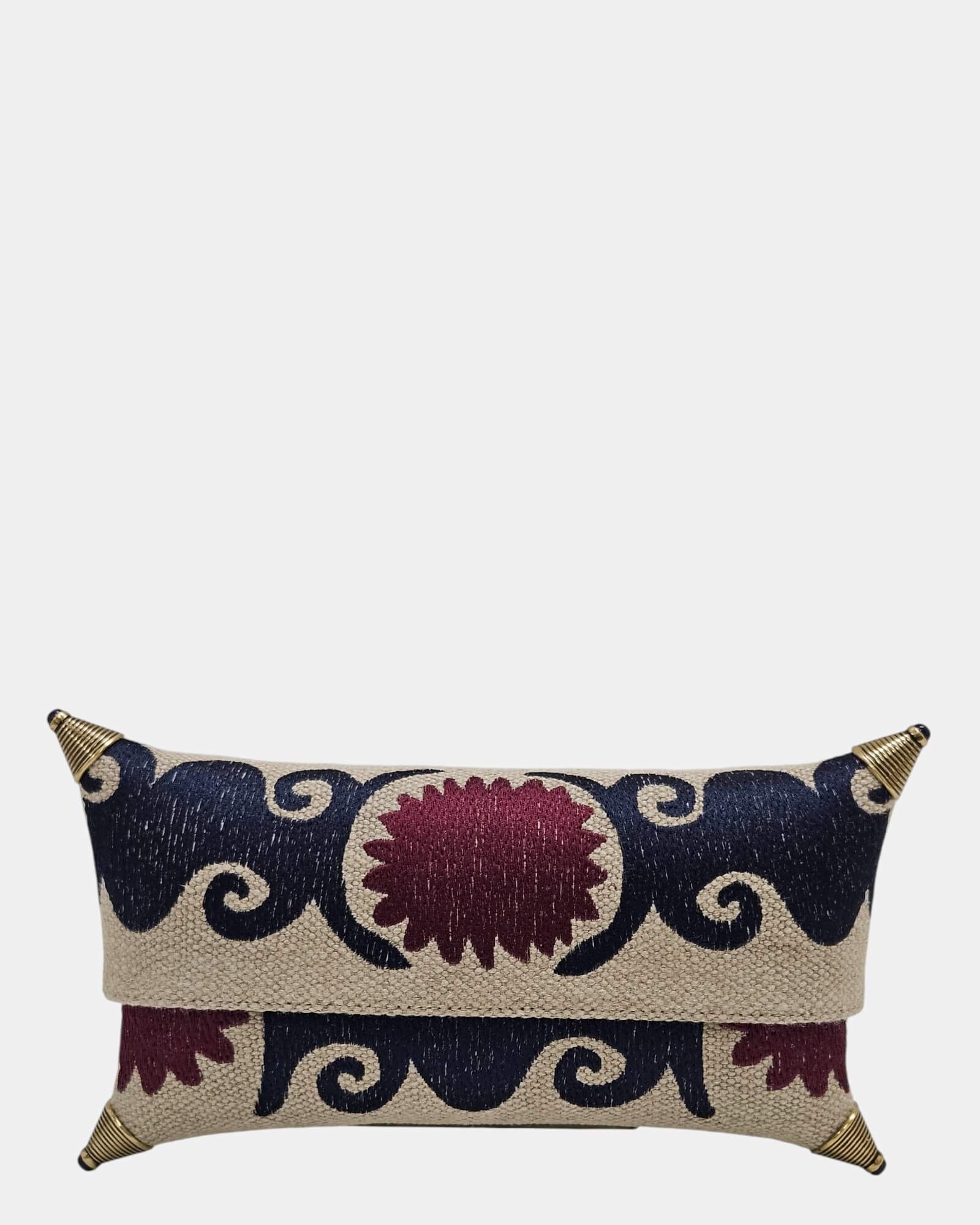 Cartera tipo sobre de rafia beige con patrón de tejido cuadriculado y banda central de trenza en espiga, rematada con herrajes dorados de estilo vintage.