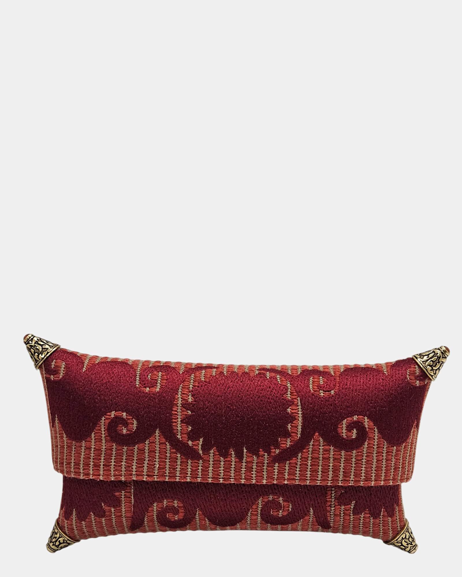 Cartera de mano rígida con diseño de rayas y brocado rojo, solapa estructurada y protectores de esquinas en cono dorado grabados.