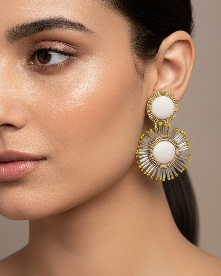 Mujer luciendo los pendientes statement Cretone Ash, resaltando su tamaño y cómo iluminan el rostro con elegancia moderna.