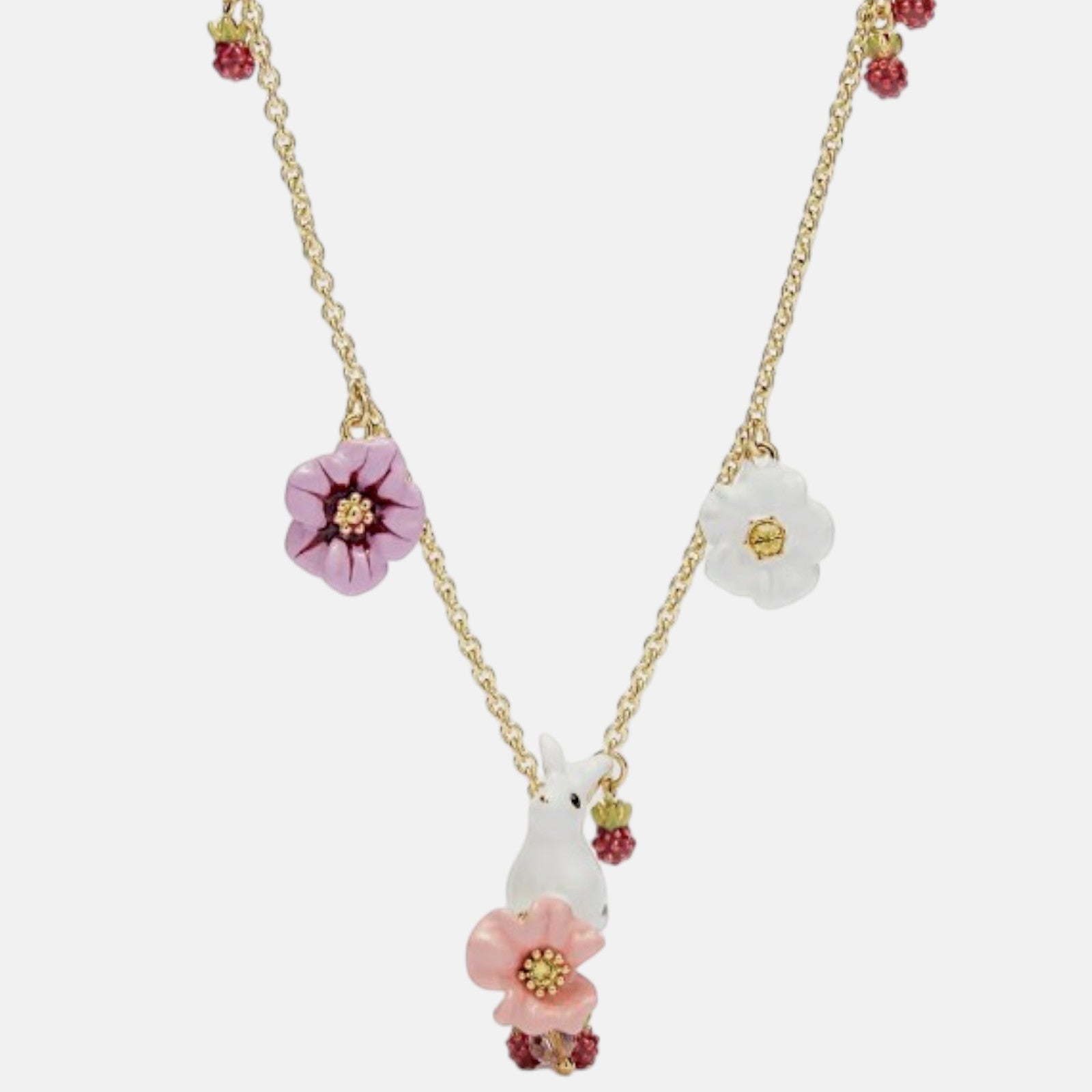collar de Les Néréides en latón dorado con colgante de conejito blanco, flores esmaltadas y detalles de bayas rojas.