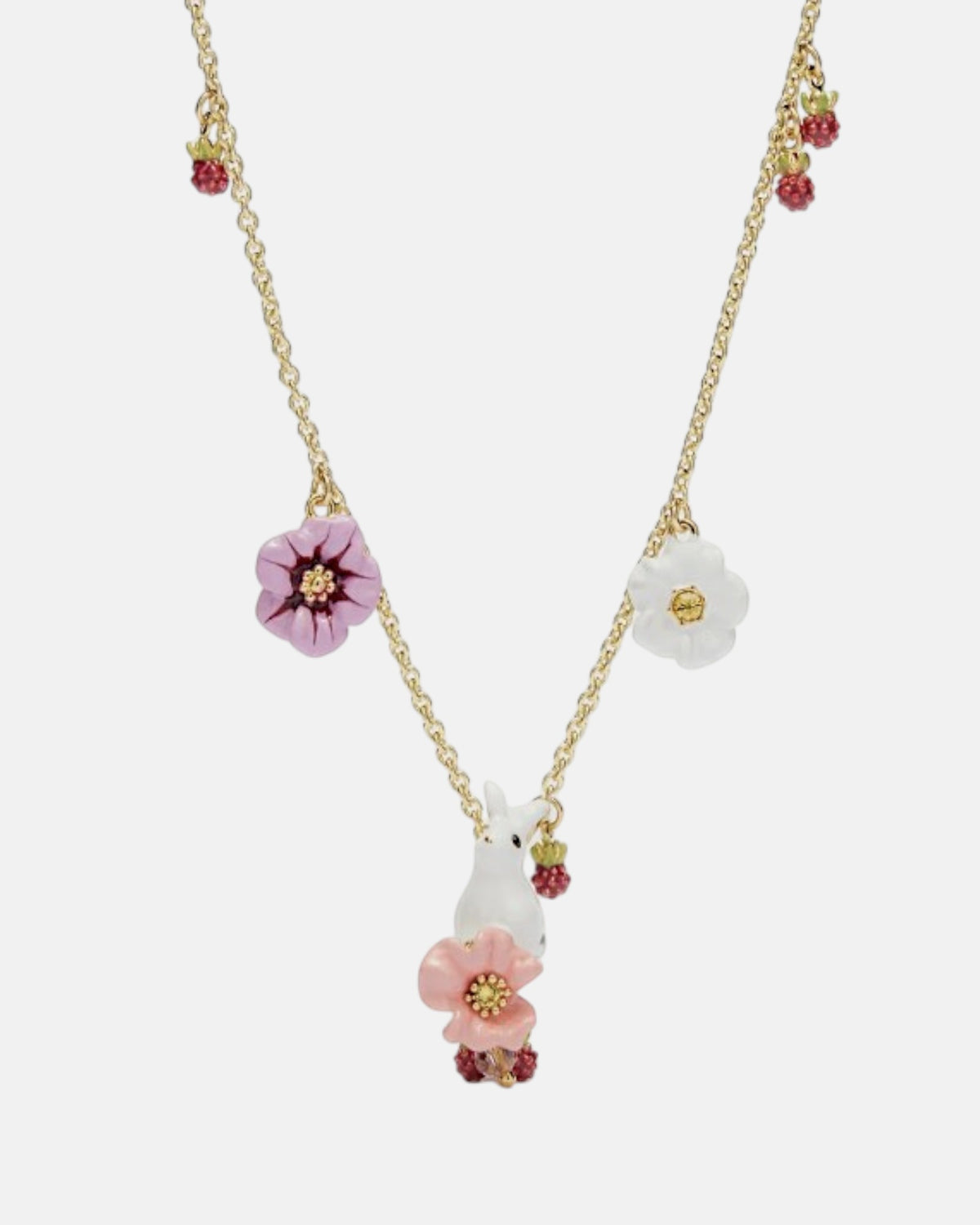 collar de Les Néréides en latón dorado con colgante de conejito blanco, flores esmaltadas y detalles de bayas rojas.