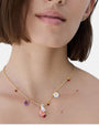 modelo luciendo el collar Conejito y Flores Silvestres sobre el escote, mostrando su escala delicada y tonos alegres.
