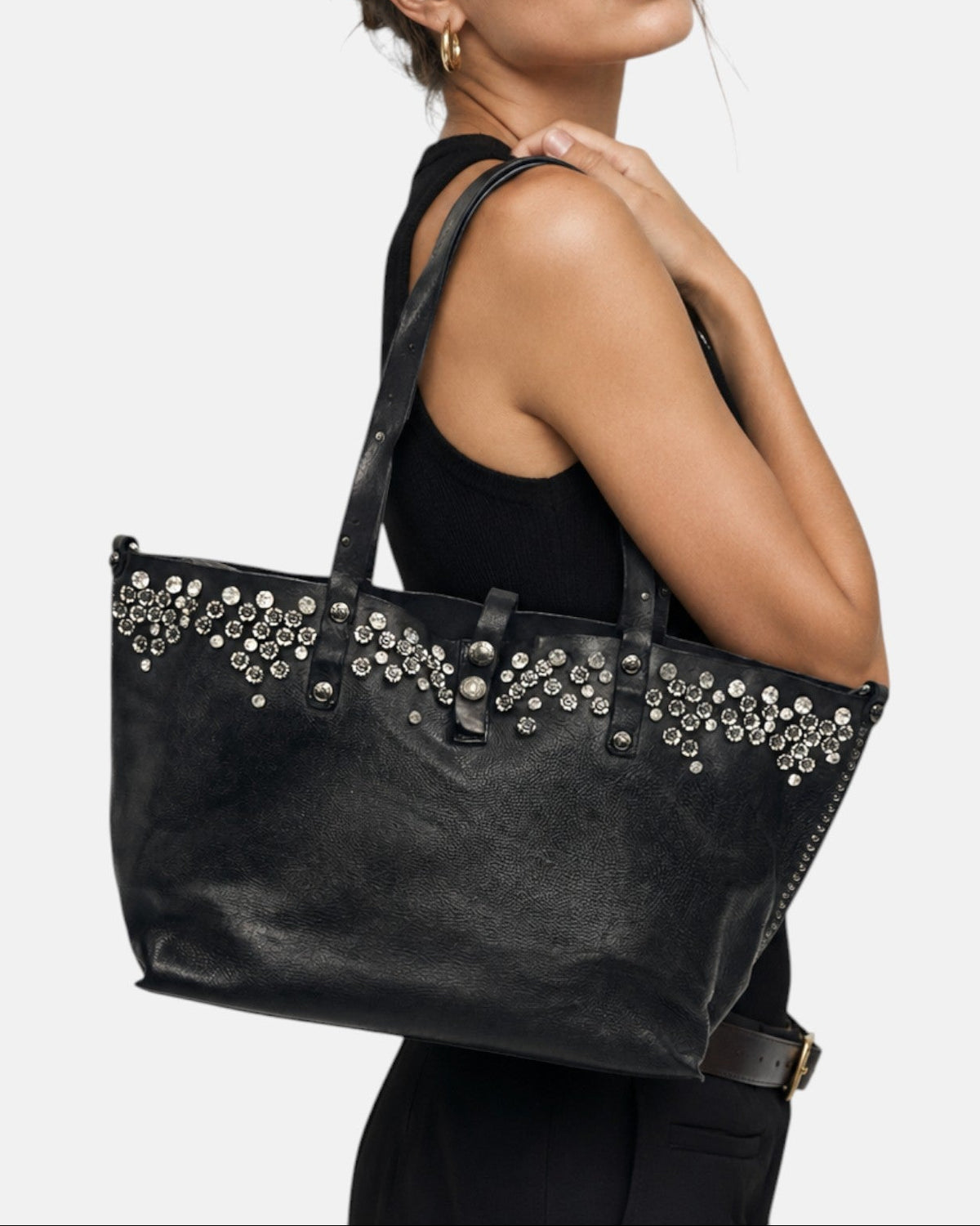modelo luciendo el bolso Chiara colgado al hombro, apreciando su gran capacidad y elegancia.