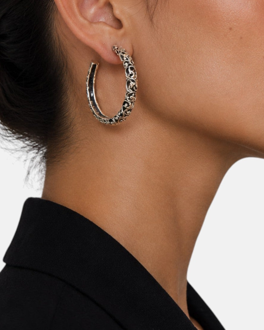 modelo luciendo el pendiente Tosca, apreciando la escala del aro y la elegancia del calado en el rostro.