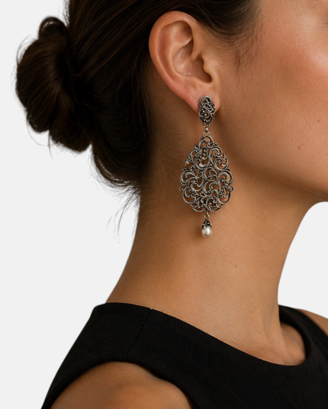 modelo luciendo el pendiente Tiziana, apreciando la escala majestuosa de la pieza y su caída sobre el cuello.