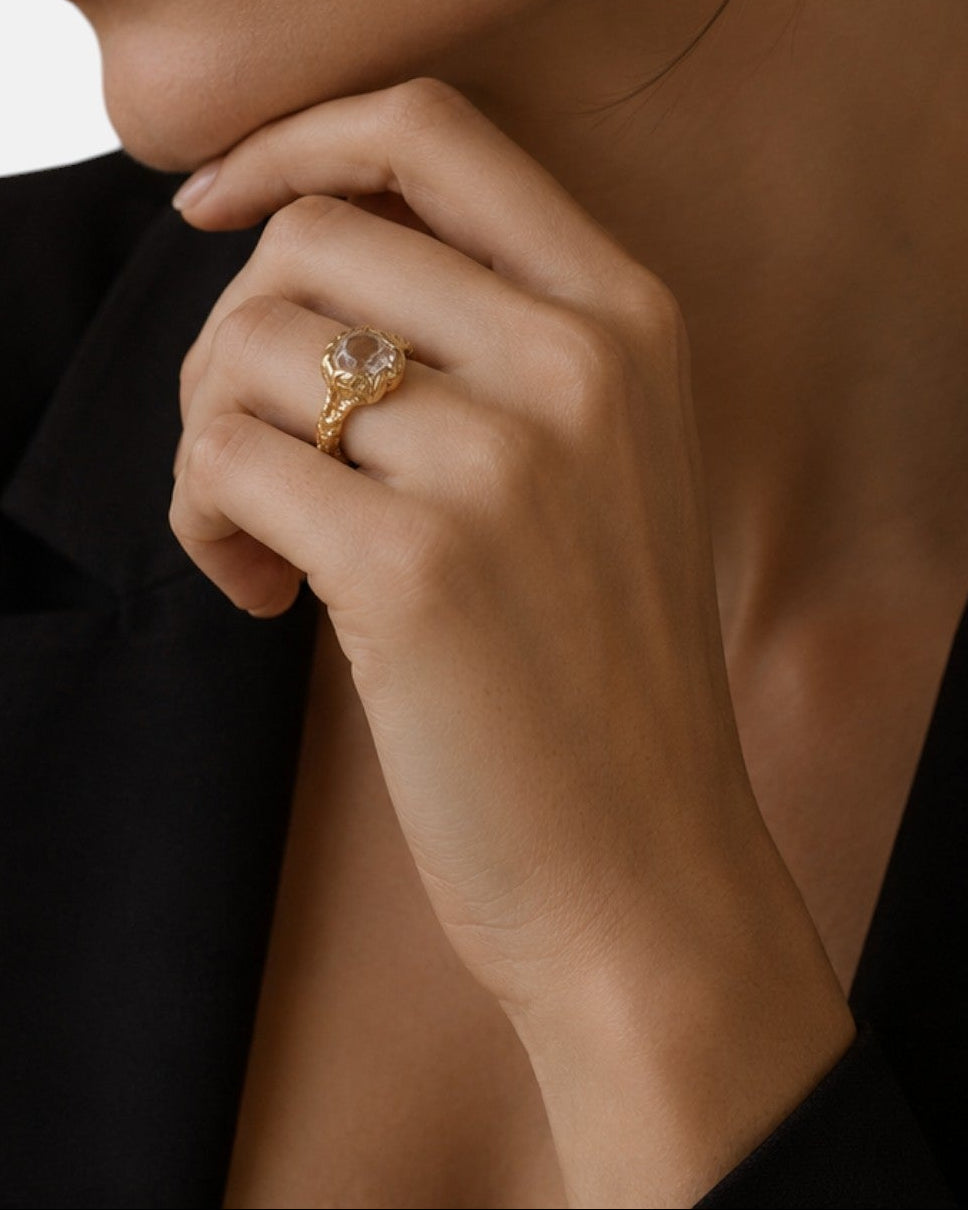 modelo luciendo el anillo Ottavia en la mano, apreciando su escala delicada y brillo sobre la piel.