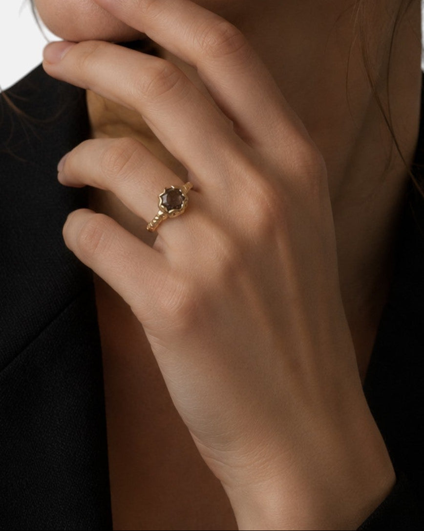 modelo luciendo el anillo Celeste en la mano, apreciando su delicada escala y brillo sobre la piel.