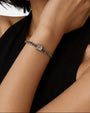 modelo luciendo la pulsera Caterina en la muñeca, apreciando su elegancia y ajuste ergonómico.