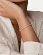 modelo luciendo la pulsera Fiorenza en la muñeca, apreciando su delicadeza y brillo sutil.