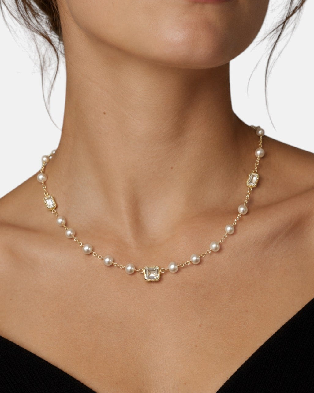 modelo luciendo el collar Fiorenza sobre el escote, mostrando la longitud y elegancia de la pieza.