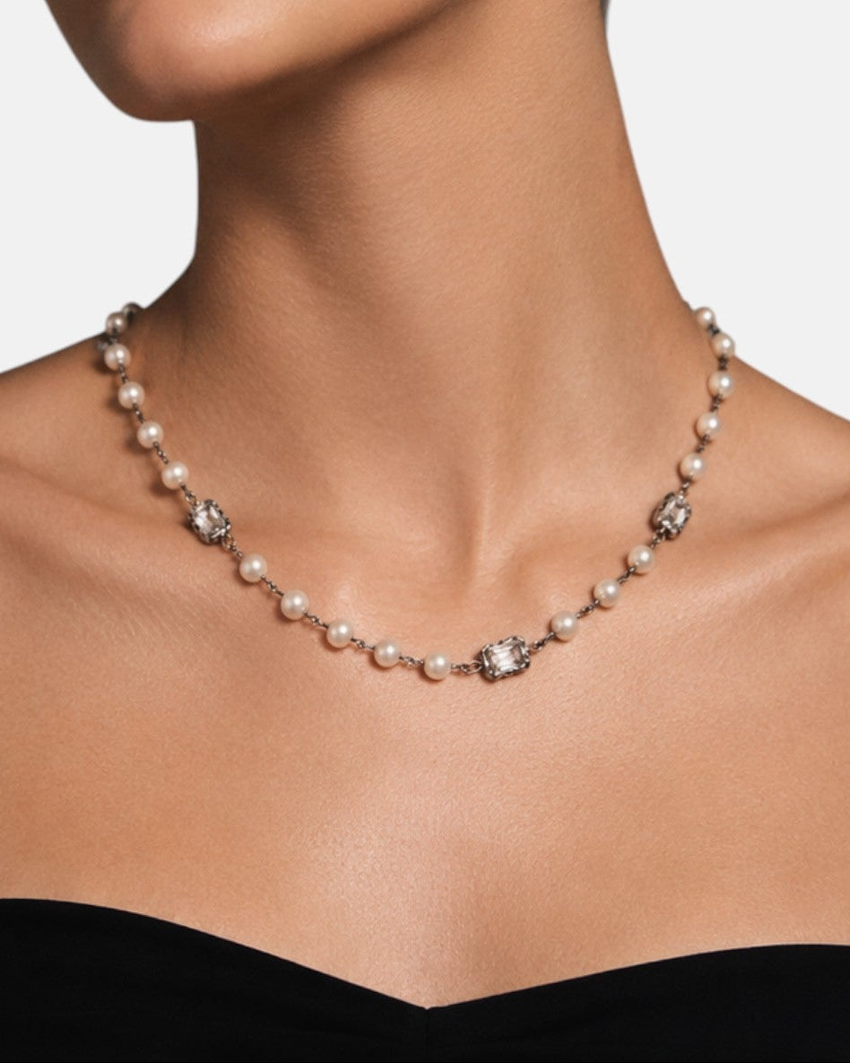 modelo luciendo el collar Elettra sobre el cuello, resaltando el contraste entre las perlas y la plata oscura.