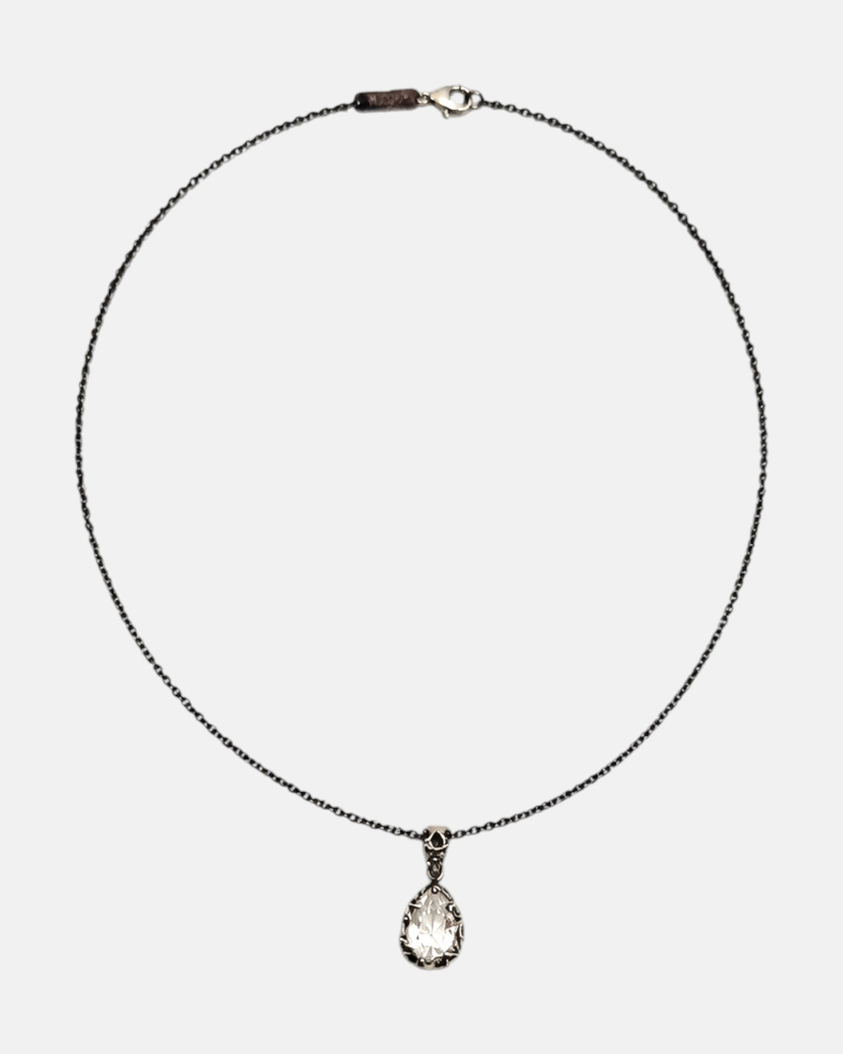Collar Gota Celeste de Maria e Luisa con su cadena fina y colgante en forma de lágrima de cuarzo transparente.