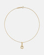 Collar Lumière de Maria e Luisa con su cadena fina dorada y colgante de cuarzo transparente.   