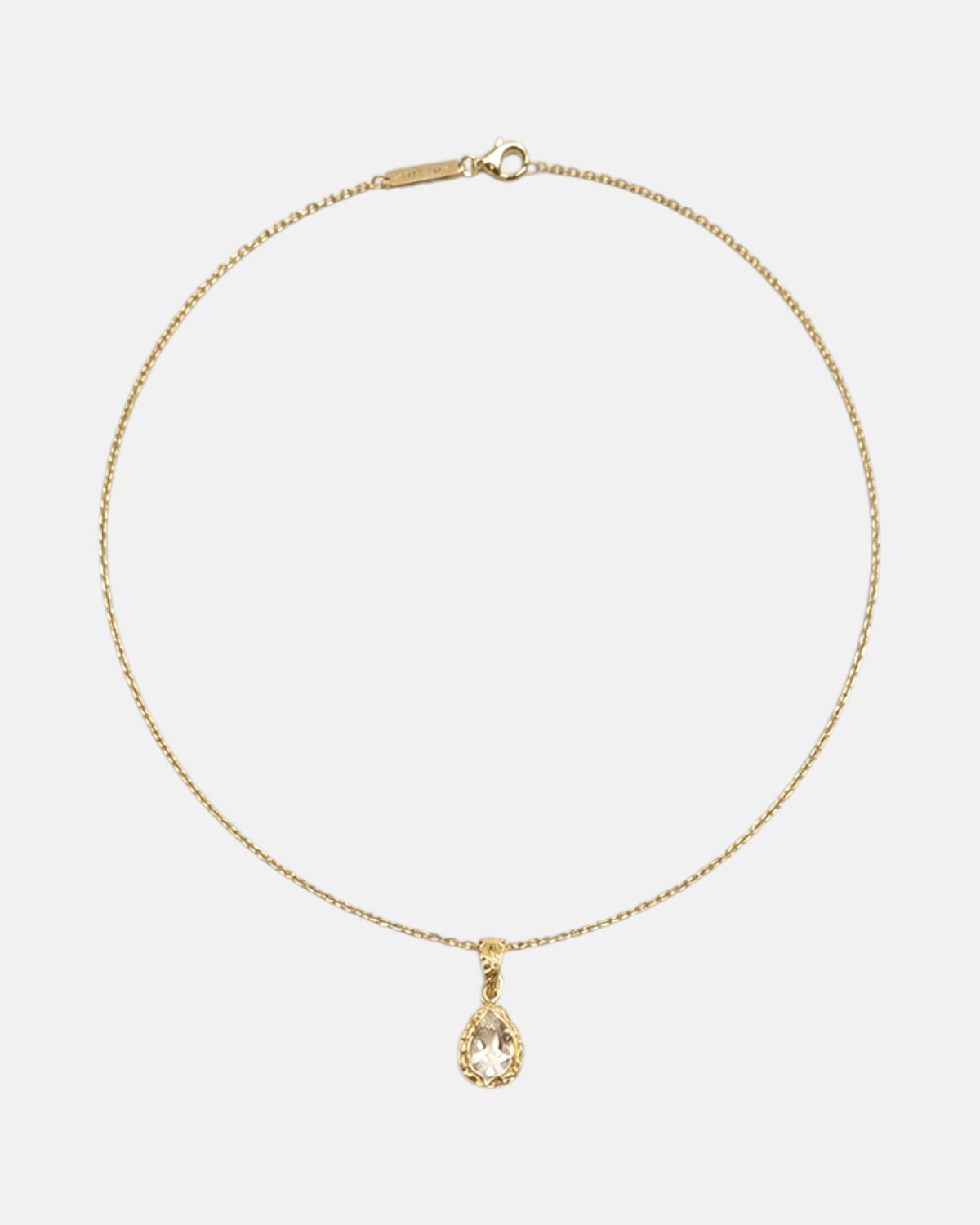 Collar Lumière de Maria e Luisa con su cadena fina dorada y colgante de cuarzo transparente.   