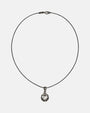 Collar Lucca de Maria e Luisa con su cadena fina de eslabones oscurecidos y colgante redondo.